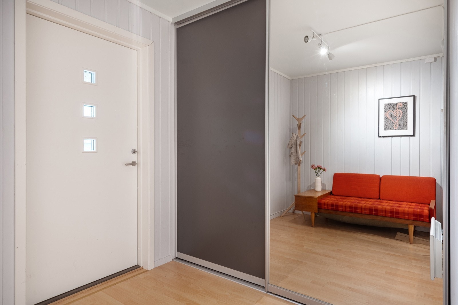 Inngangspartiet er på sørsiden av bygget. Når du kommer inn kommer du til denne praktisk gangen som er på ca. 7,5m2 Galleribilde