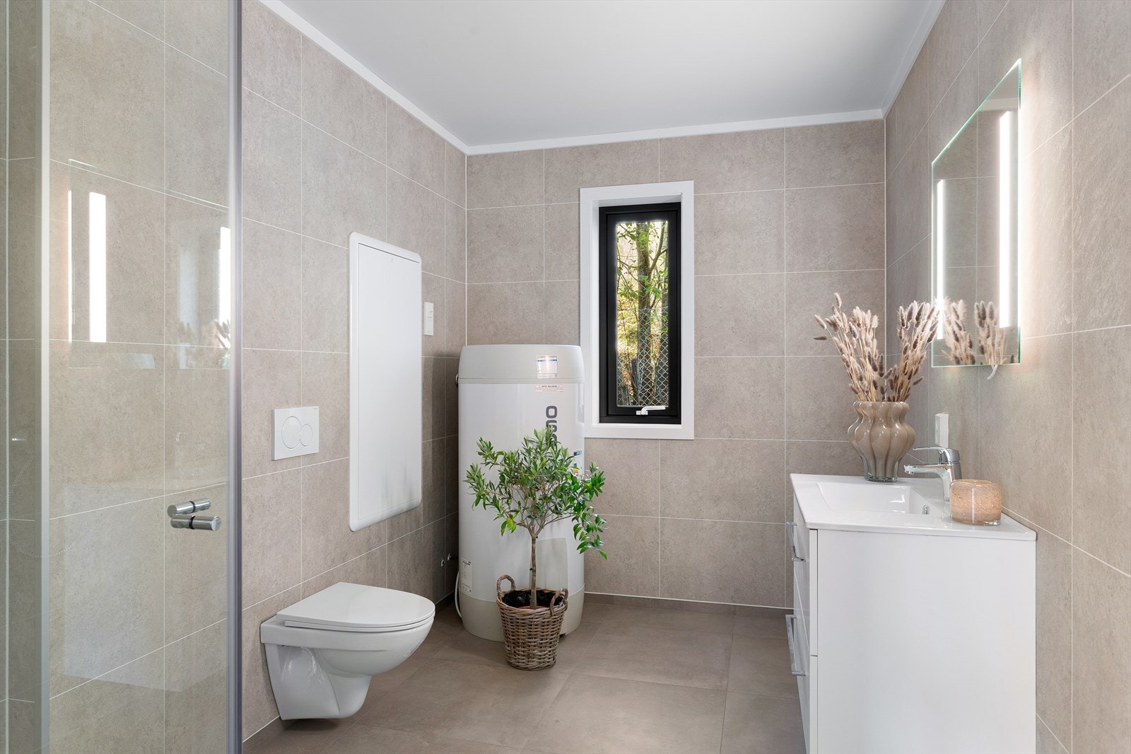 Badet fremstår lyst og innbydende - med baderomsplater for enkel rengjøring Galleribilde