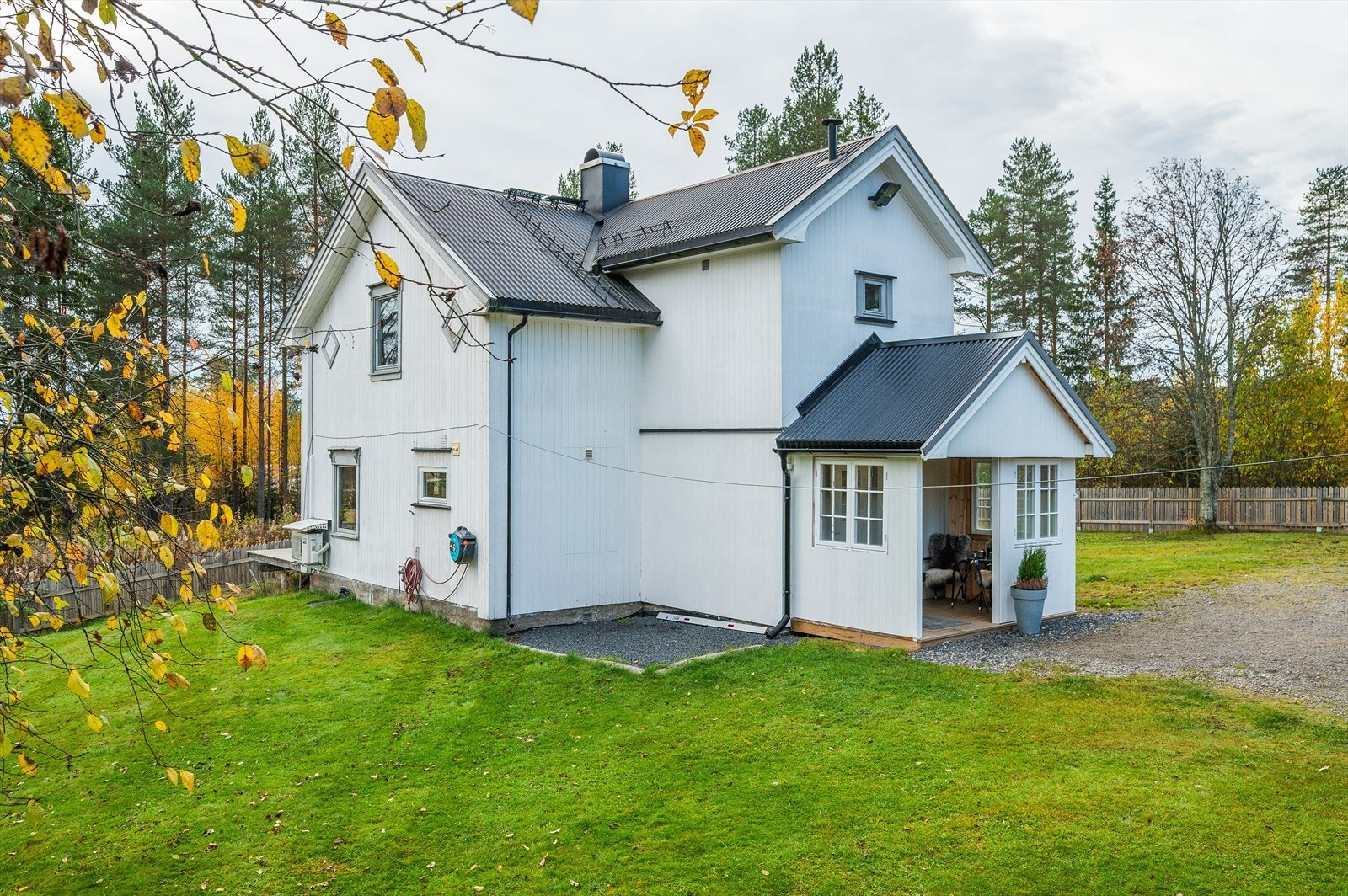 Eneboligen ble tilbygget med et koselig overbygget inngangsparti i 2024-25. Galleribilde