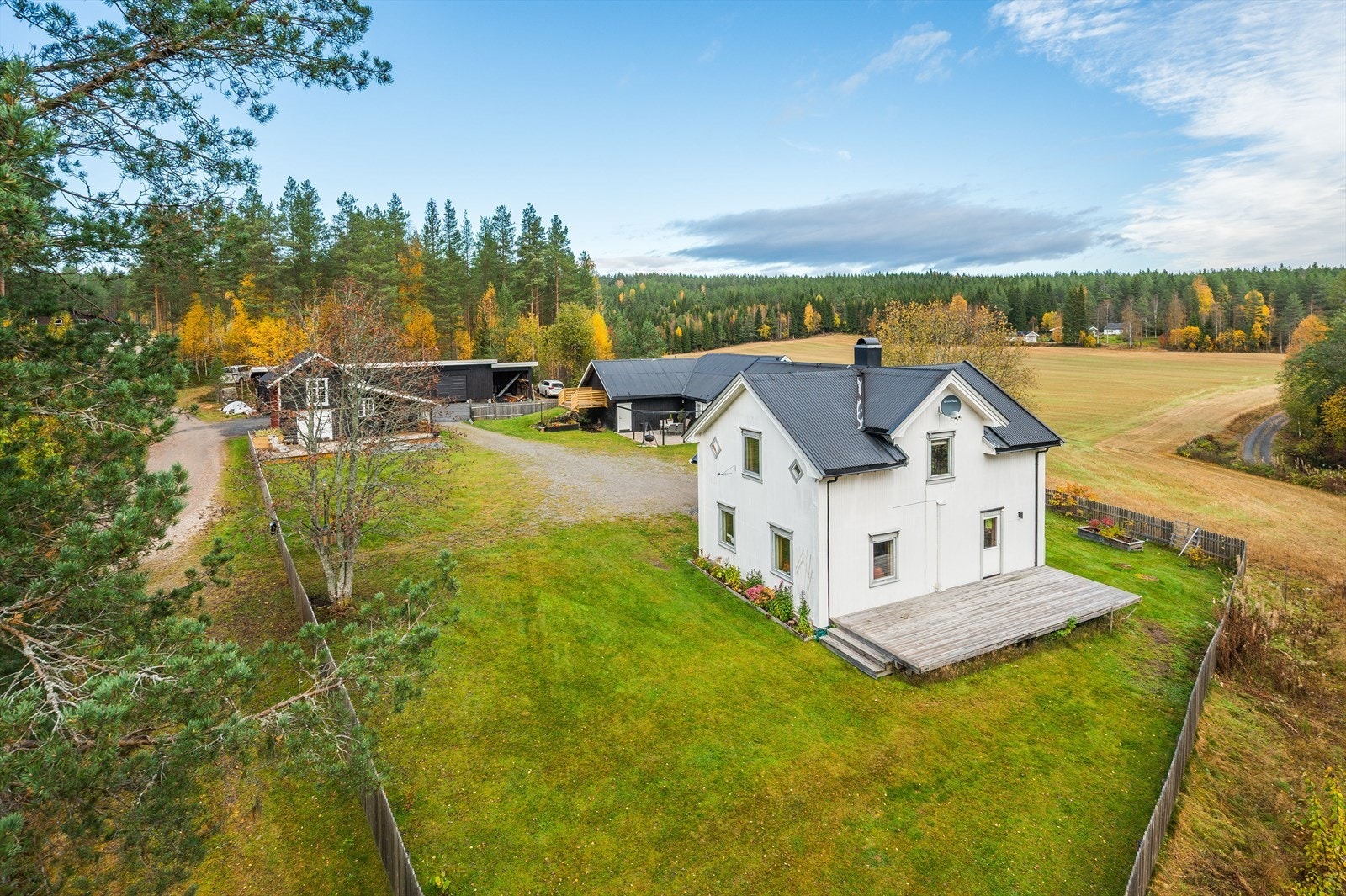 Eiendommen har en landlig og hyggelig beliggenhet ved Strandbygda i Elverum kommune. Nærhet til store friområder og flotte tur- og skimuligheter, samt kun ca. 700 meter til Glomma med fiskemuligheter. Galleribilde