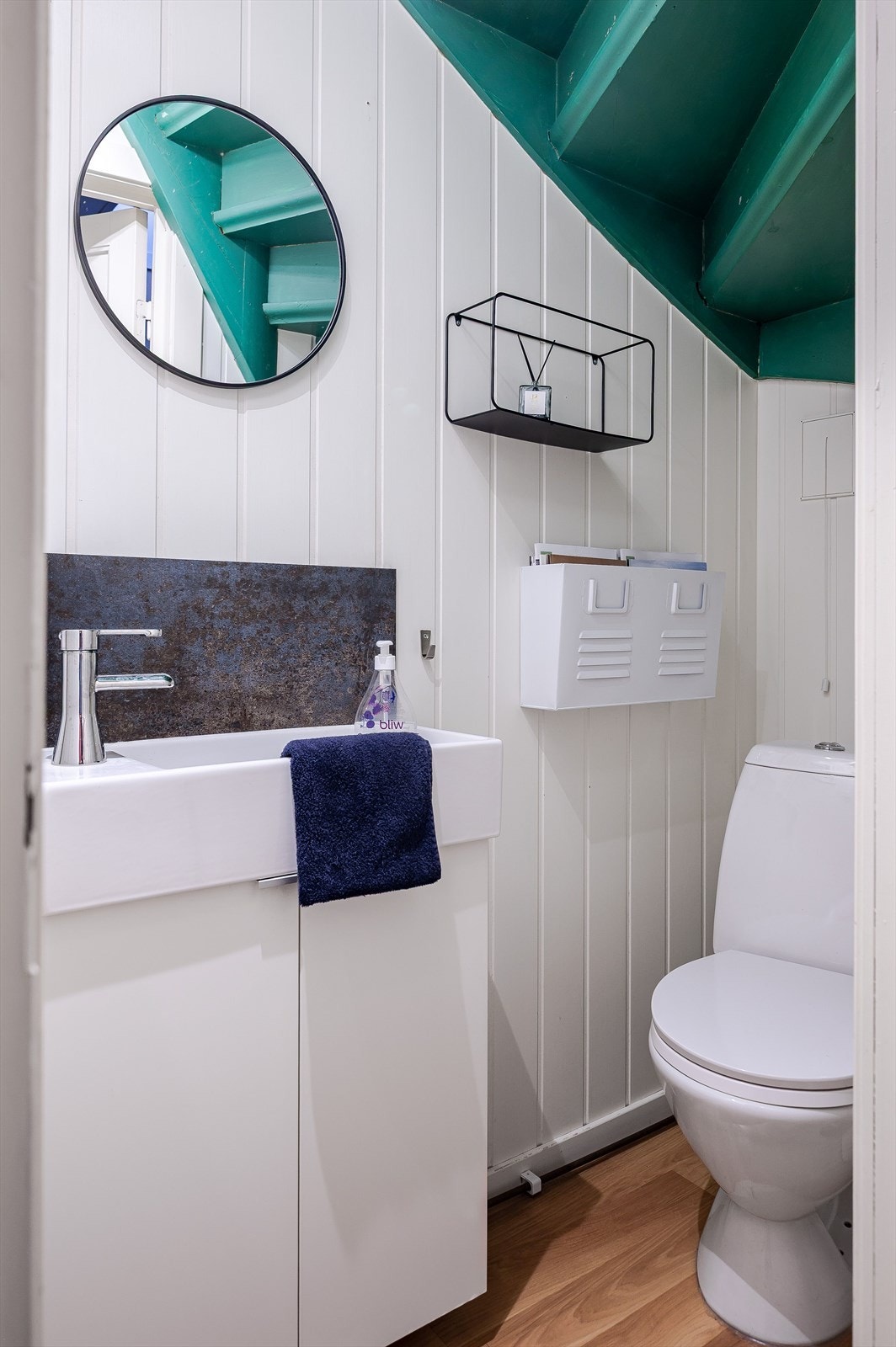 I tilknytning til oppholdsrommene i 1. etasje er det et praktisk ekstra toalettrom. Rommet er utstyrt med servantskap og gulvstående toalett. Galleribilde