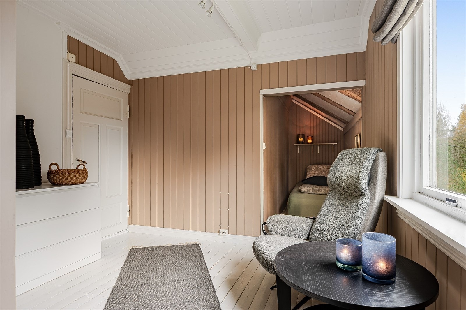 Soverommet har lysmalte heltre gulv og panel på veggene som er malt i en nydelig farge. Galleribilde