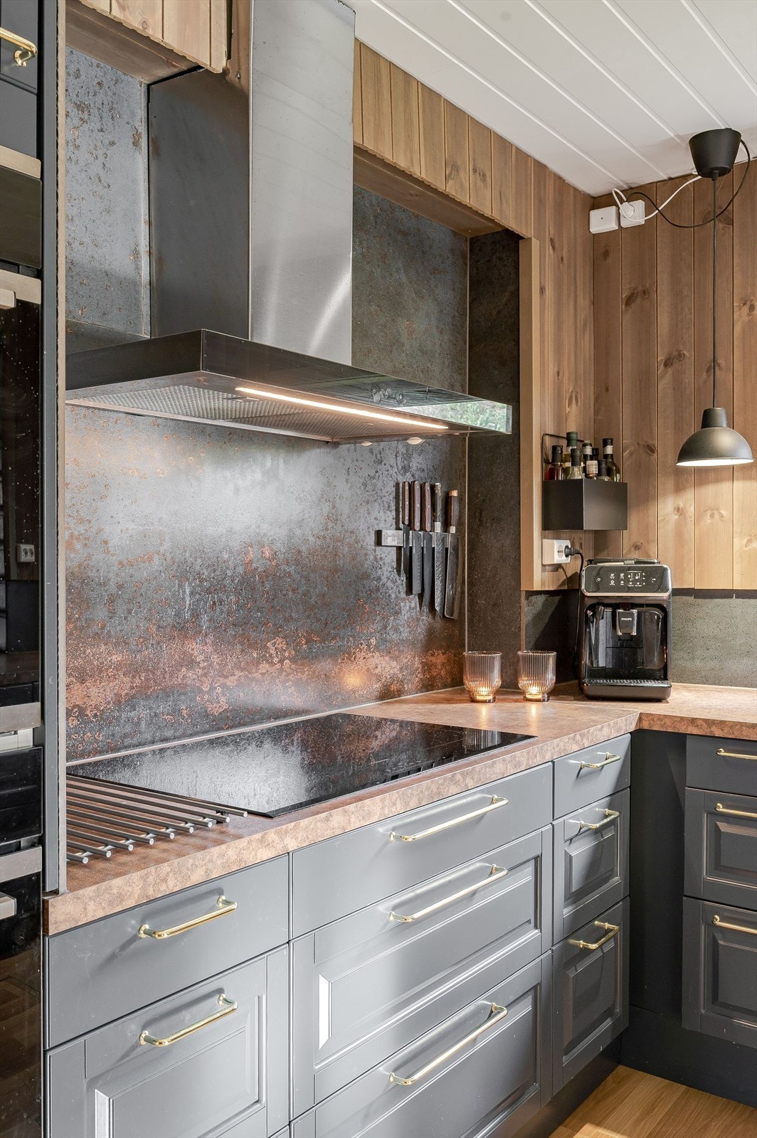 Kjøkkenet er utstyrt med medfølgende integrerte hvitevarer som ekstra bred nedfelt platetopp, stekeovn, mikrobølgeovn og oppvaskmaskin. Både stilig og praktisk med en røff plate i benkeryggen ved platetoppen. Galleribilde