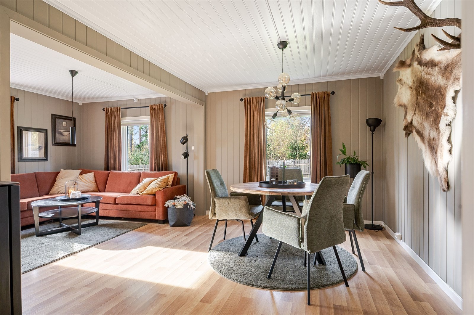 Stuen er det naturlige oppholdsrommet i boligen, og er et stort, lyst og fint rom. Galleribilde