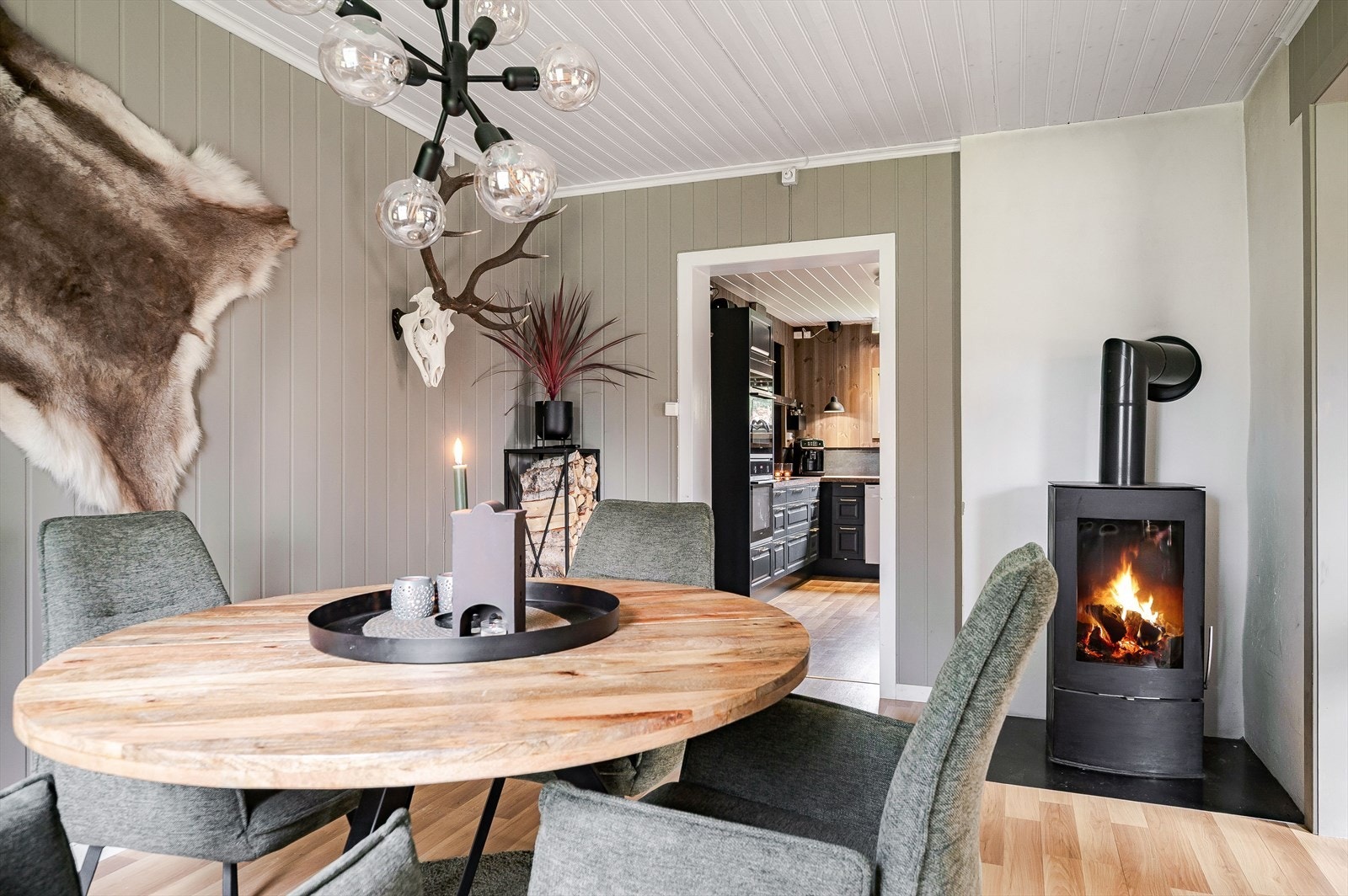 I hjørnet av stuen er det en moderne vedovn fra 2011 som både gir god varme og bidrar til ekstra hygge. Galleribilde