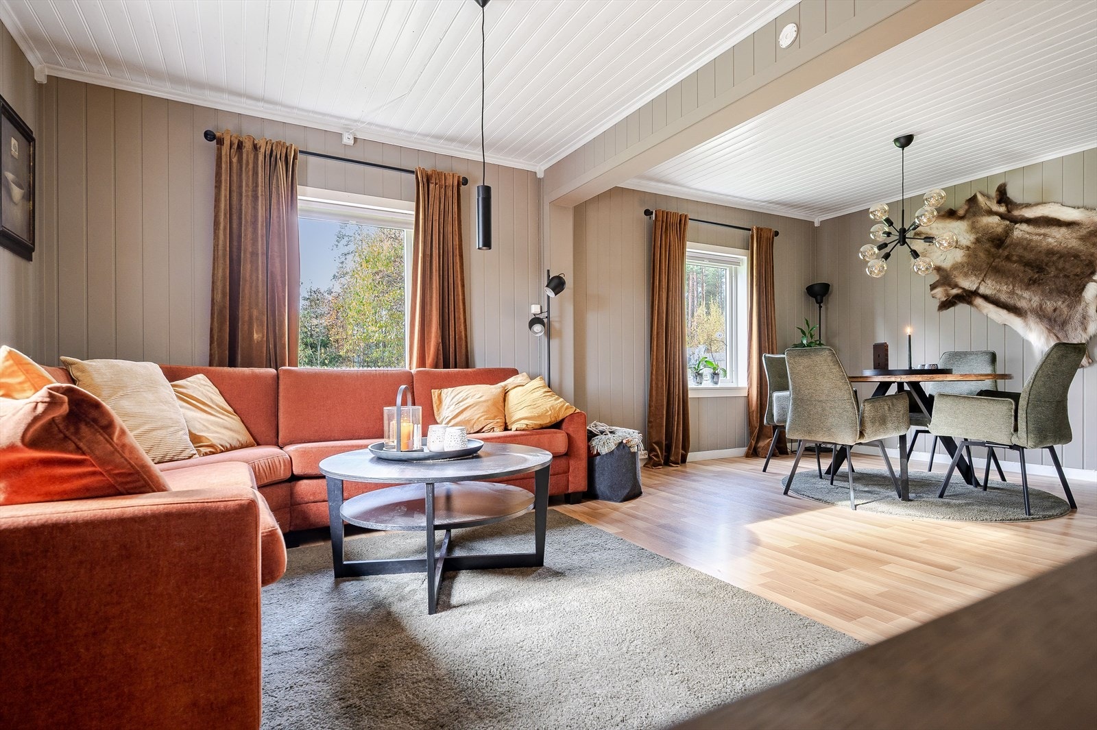 Stuen har store vinduer mot to ulike himmelretninger som sørger for rikelig med naturlig lys. Galleribilde