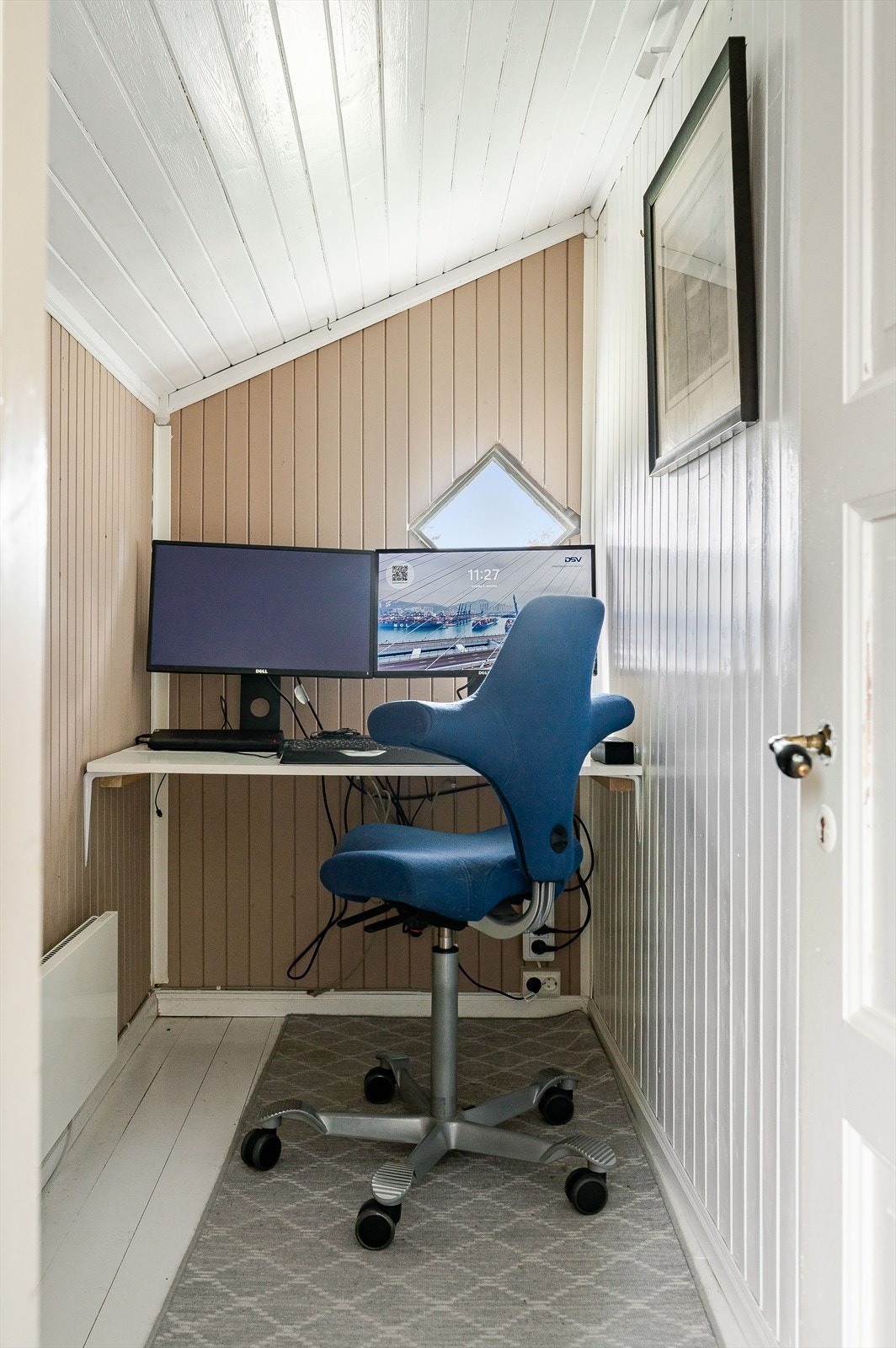 Fra soverommet er det også adkomst til et rom innredet som et kontor i dag. Takstmann opplyser om at rommet ikke tilfredsstiller kravene til oppholdsrom. Galleribilde