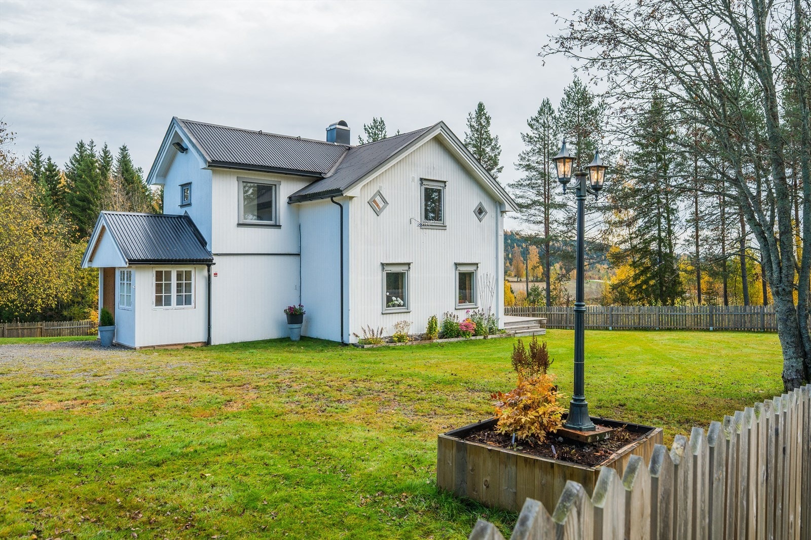 Opprinnelig bygning med tømmerlaft, laftetømmer innvendig og utvendig påforet. Tilbygget fremstår å være oppført med reisverk evt bindingsverk. Fasader med stående kledningsbord. Galleribilde