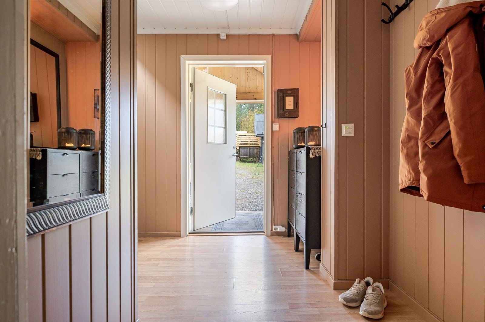 Når du entrer boligen kommer du inn i en romslig gang med plass til sko og oppheng av yttertøy. Galleribilde