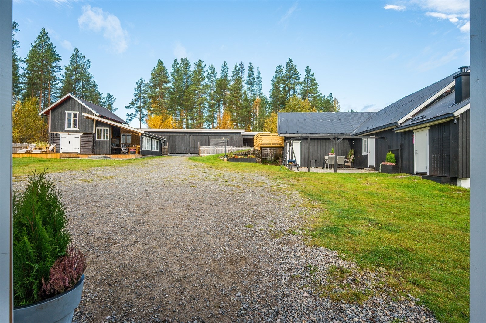 Tunet er også bebygd med en stor låve på ca. 154m² Galleribilde