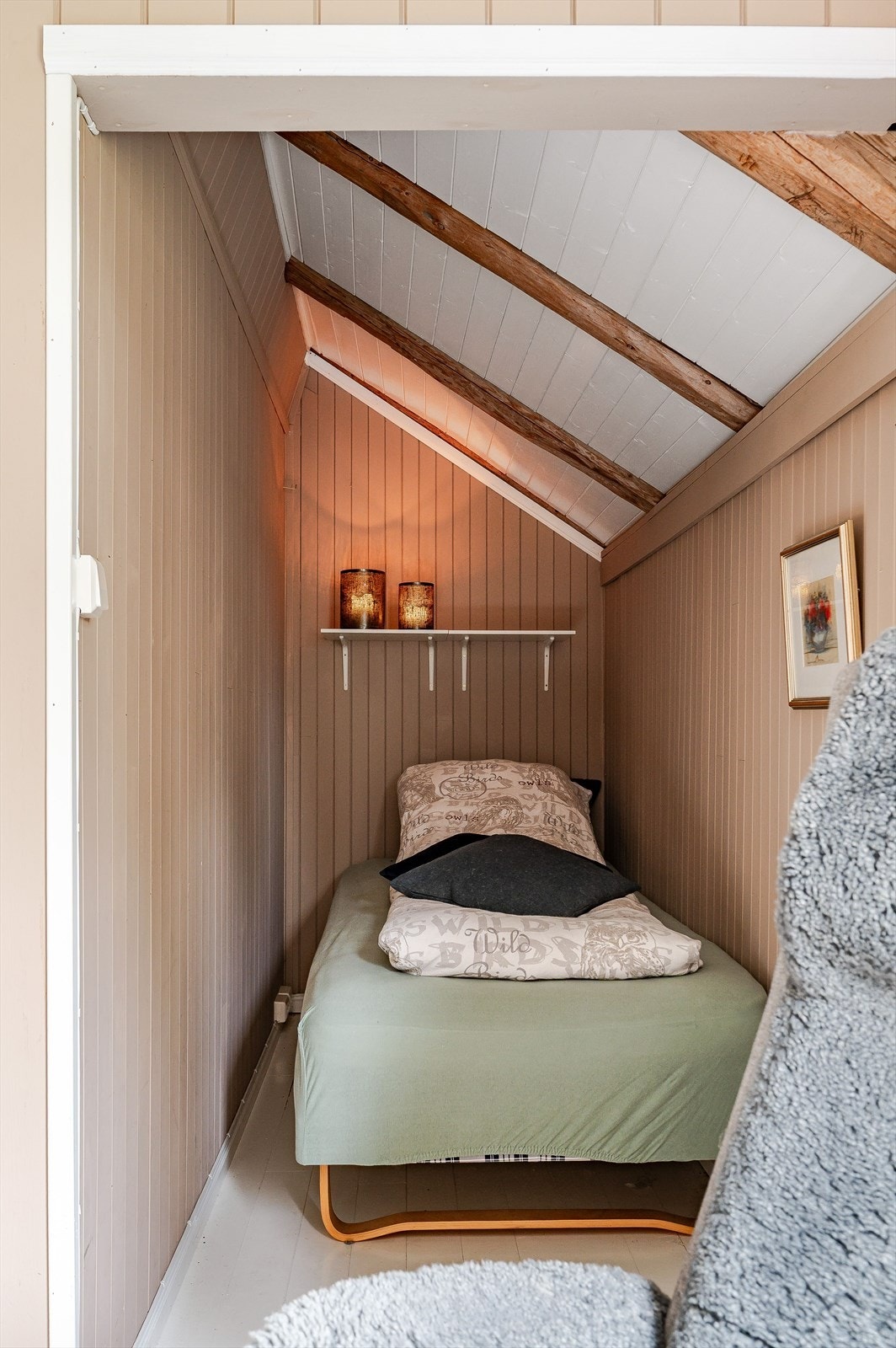 Soverommet har en koselig nisje som i dag er innredet med en seng. Galleribilde