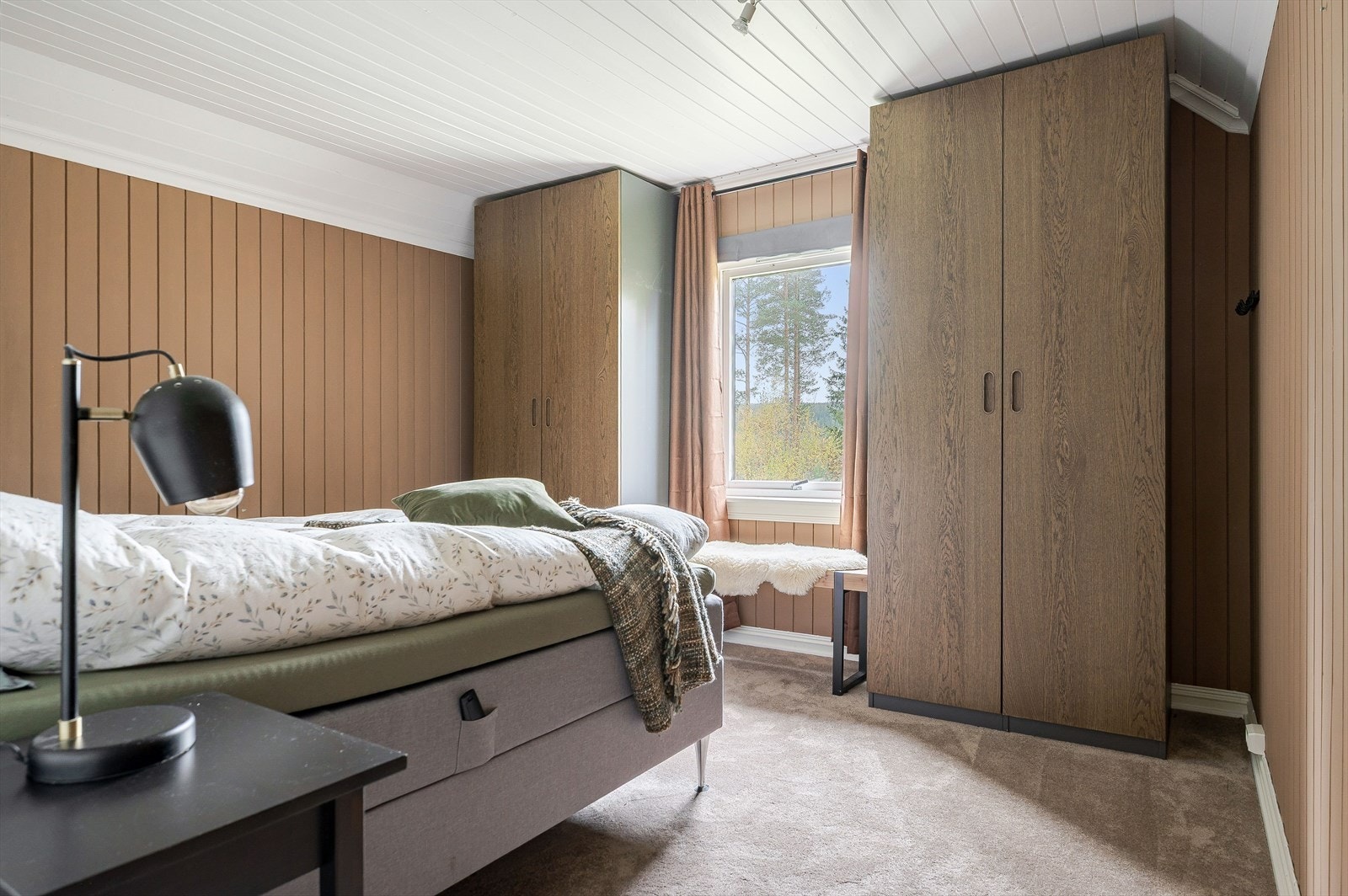 Soverom 2 har lunt teppegulv og er malt i en fin varm farge. Det er god oppbevaringsplass i store flotte garderobeskap som følger med i handelen. Galleribilde