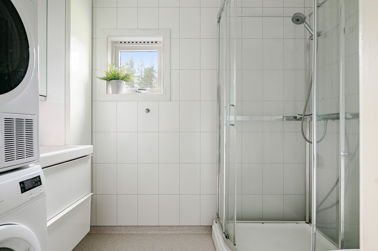 I tilknytning til soverommene i 2. etasje er det et lyst baderom som ble pusset opp i 2011/12. Baderommet har belegg på gulv med gulvvarme, våtromsplater på veggene og ventilasjon med bryterstyrt mekanisk punktavtrekk. Galleribilde