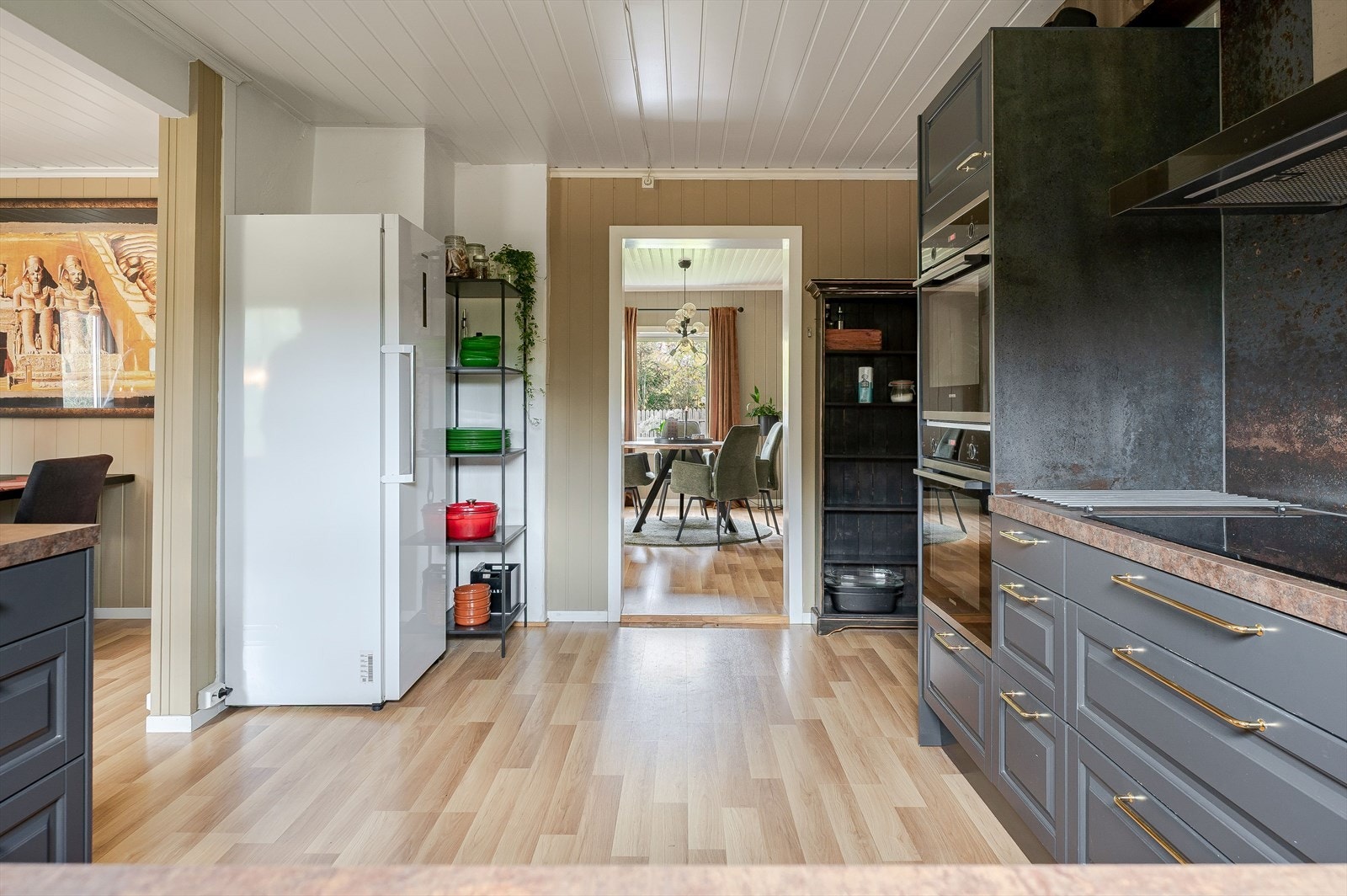 Kjøkkenet ligger som et fint midtpunkt mellom spisestuen og stuen. Galleribilde