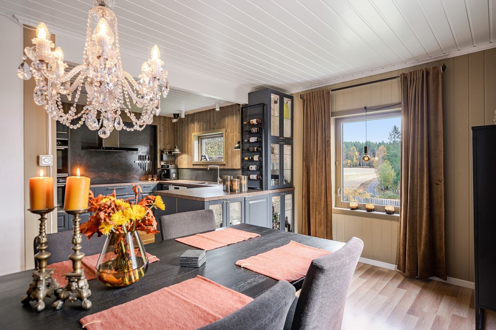 Mot spisestuen er det flott vitrineskap med integrert belysning - perfekt for glass, vaser og servise. Galleribilde