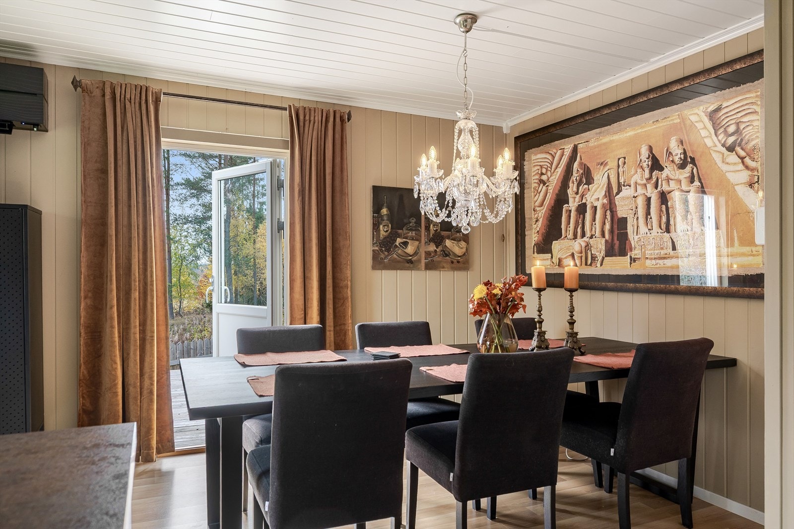 I tilknytning til kjøkkenet er det god plass til et stort spisebord som blir et naturlig samlingspunkt. Det er montert en sort luft-til-luft varmepumpe fra 2020 som sørger for en god og jevn varme på vinterstid. Galleribilde