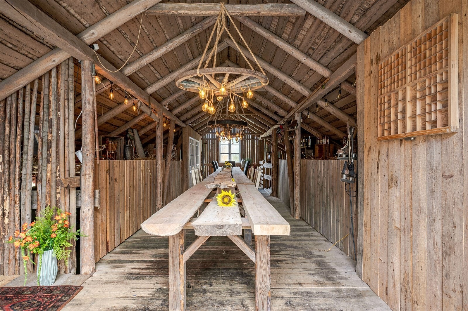 Låven har i dag "festlokale" i 2. etasje med adkomst via låvebru. Her kan du enkelt invitere venner og familie på hyggelige sammenkomster! Galleribilde