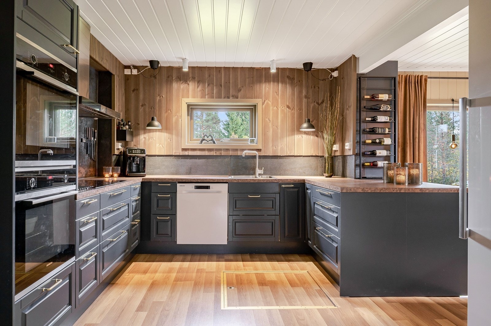 Fra gangen kommer du videre inn til kjøkkenet som ligger i en fin og sosial åpen løsning med spisestuen. Galleribilde