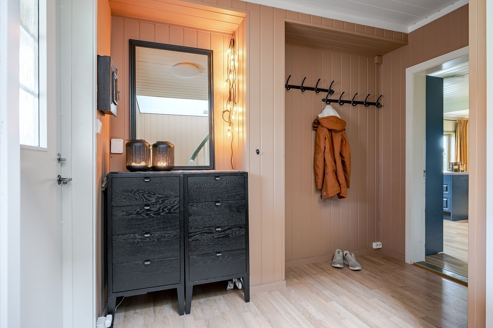 Boligen er vesentlig oppgradert og innvendige overflater fremstår som hovedsakelig fra 2012. Gangen er malt i en fin varm farge som gir en god atmosfære. Galleribilde