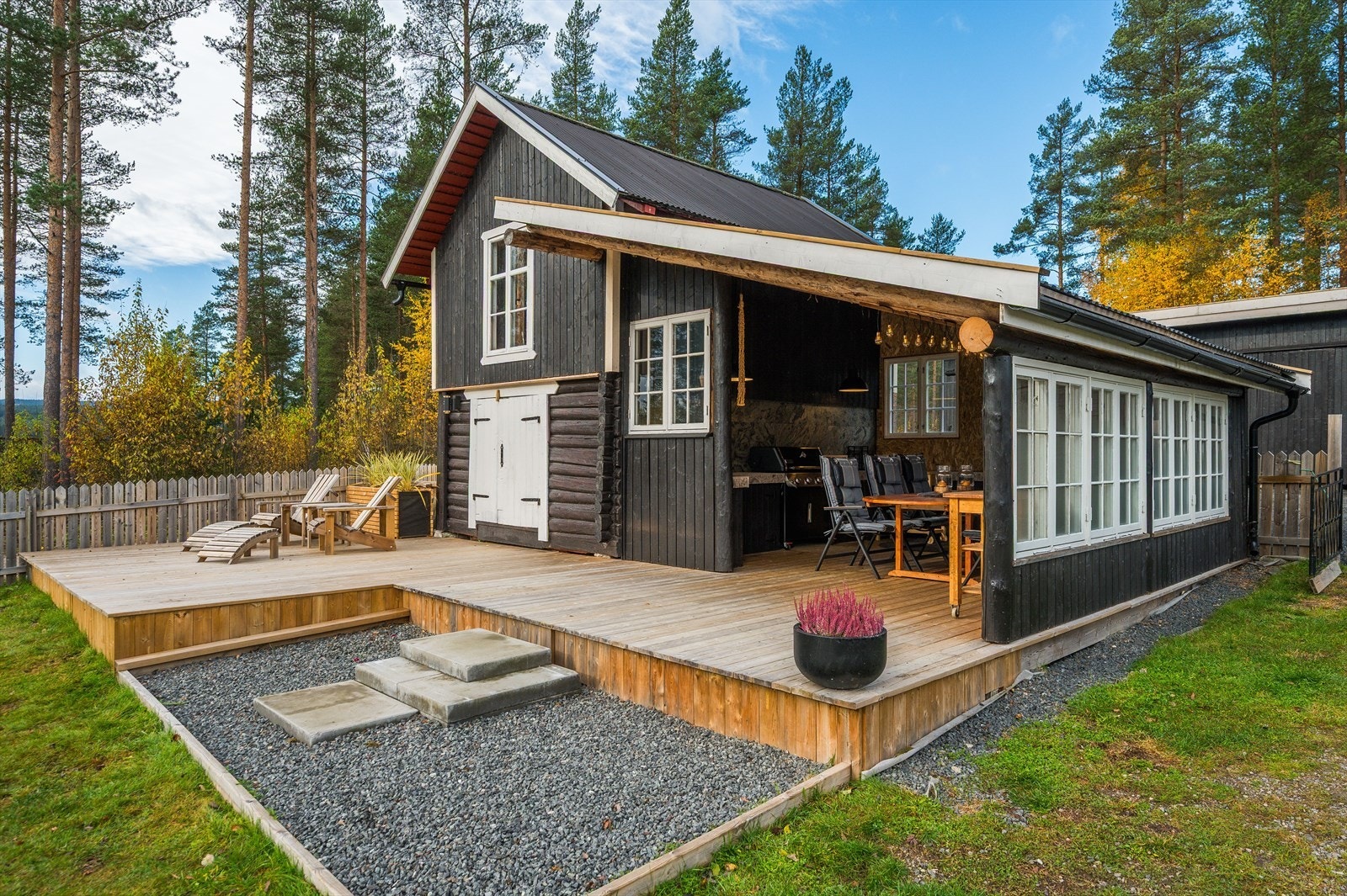 Stabburet har et bruksareal på ca. 18m² og består av ett stort rom med høy himling. Galleribilde