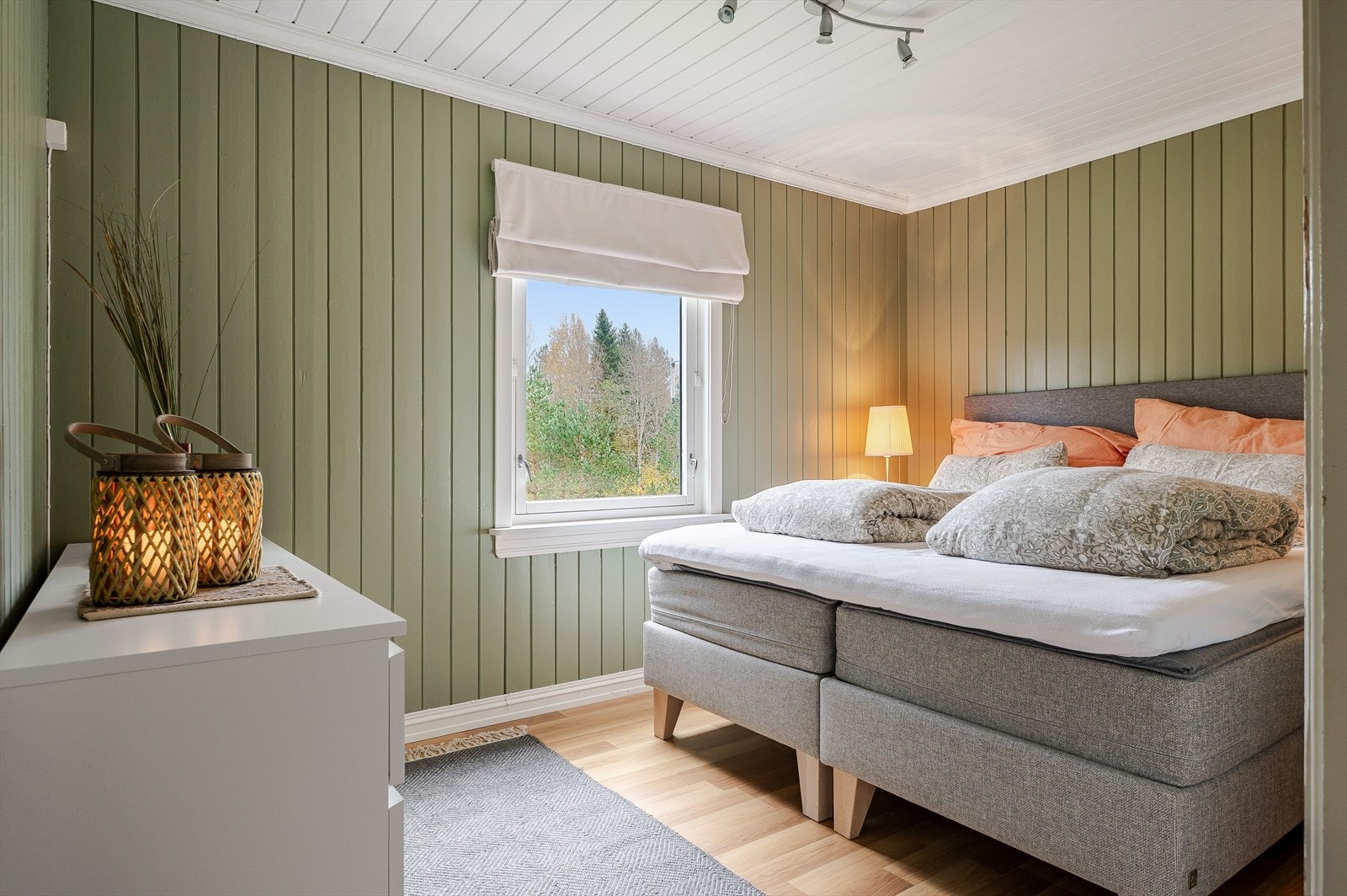 Soverom 1 er et lyst og fint soverom som i dag er innredet med en stor dobbeltseng med tilhørende nattbord, samt kommoder. Galleribilde