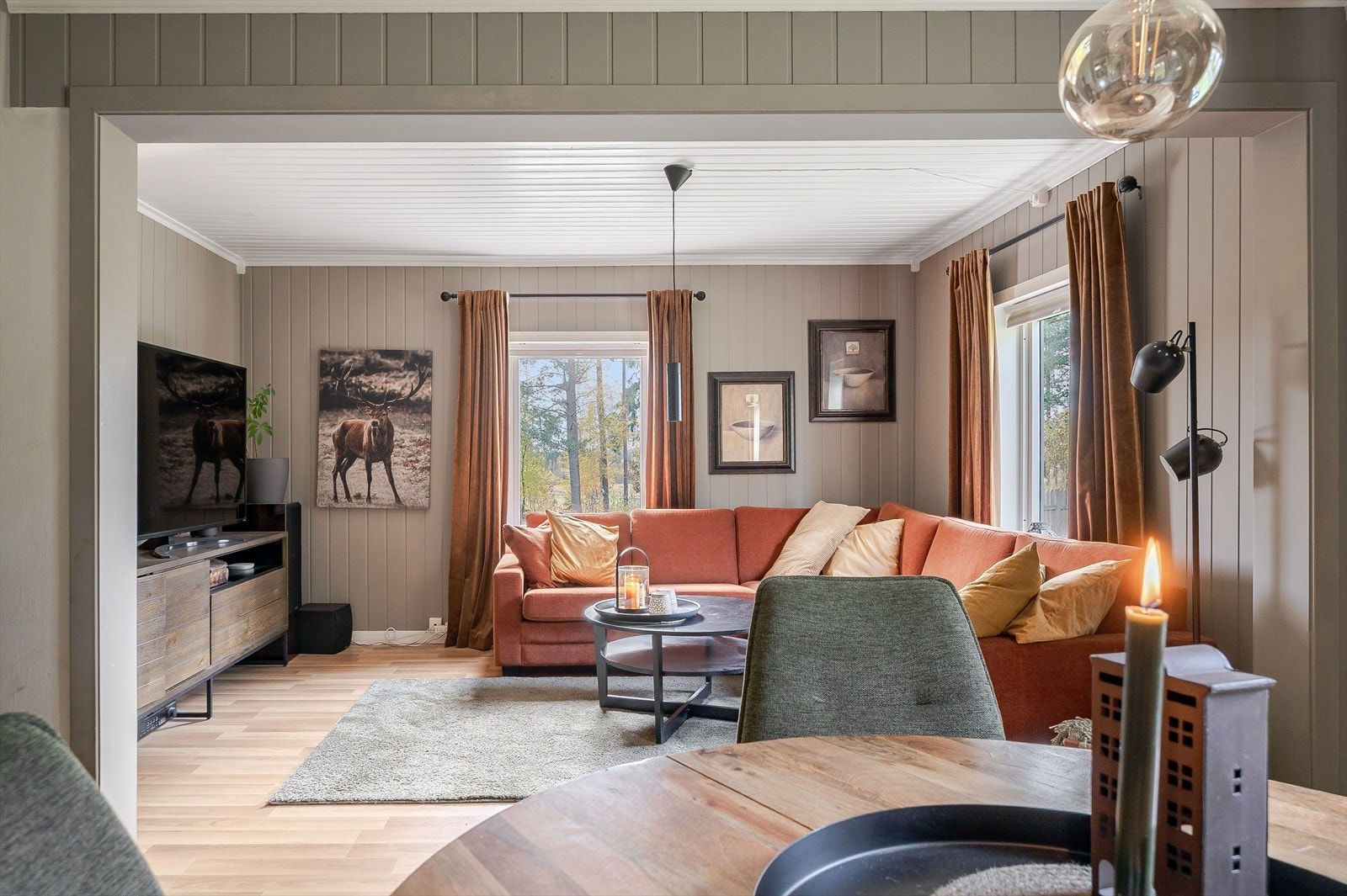 Stuen er romslig med god plass til et spisebord, en stor sofagruppe med salongbord og mediemøblement med TV. Galleribilde