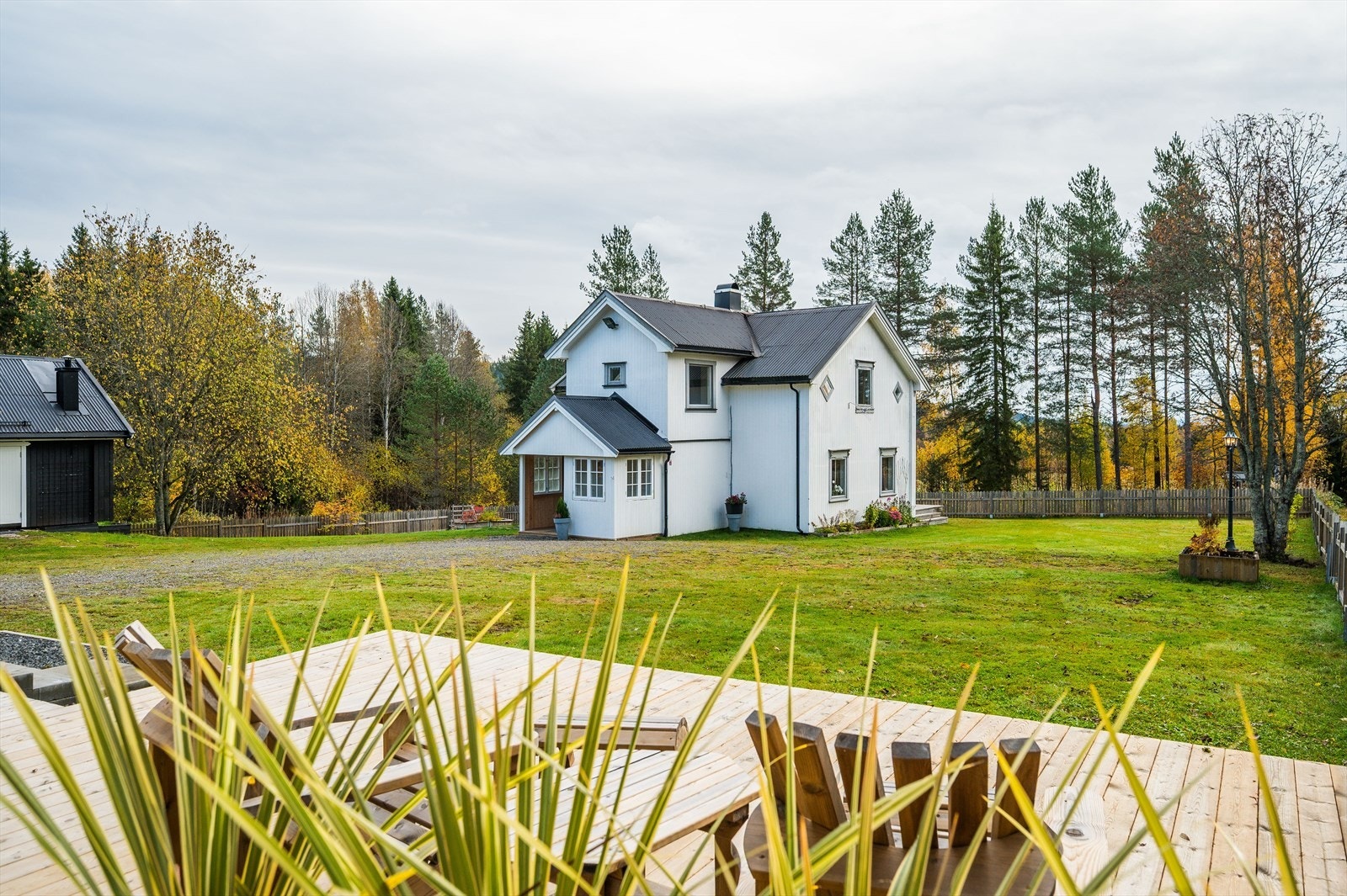 Eiendommen "Moskog" er bebygd med ene enebolig fra ca. 1876, en låve fra ca. 1934, et vognskjul fra ca. 1985 og et stabbur fra ca. 1900. Galleribilde