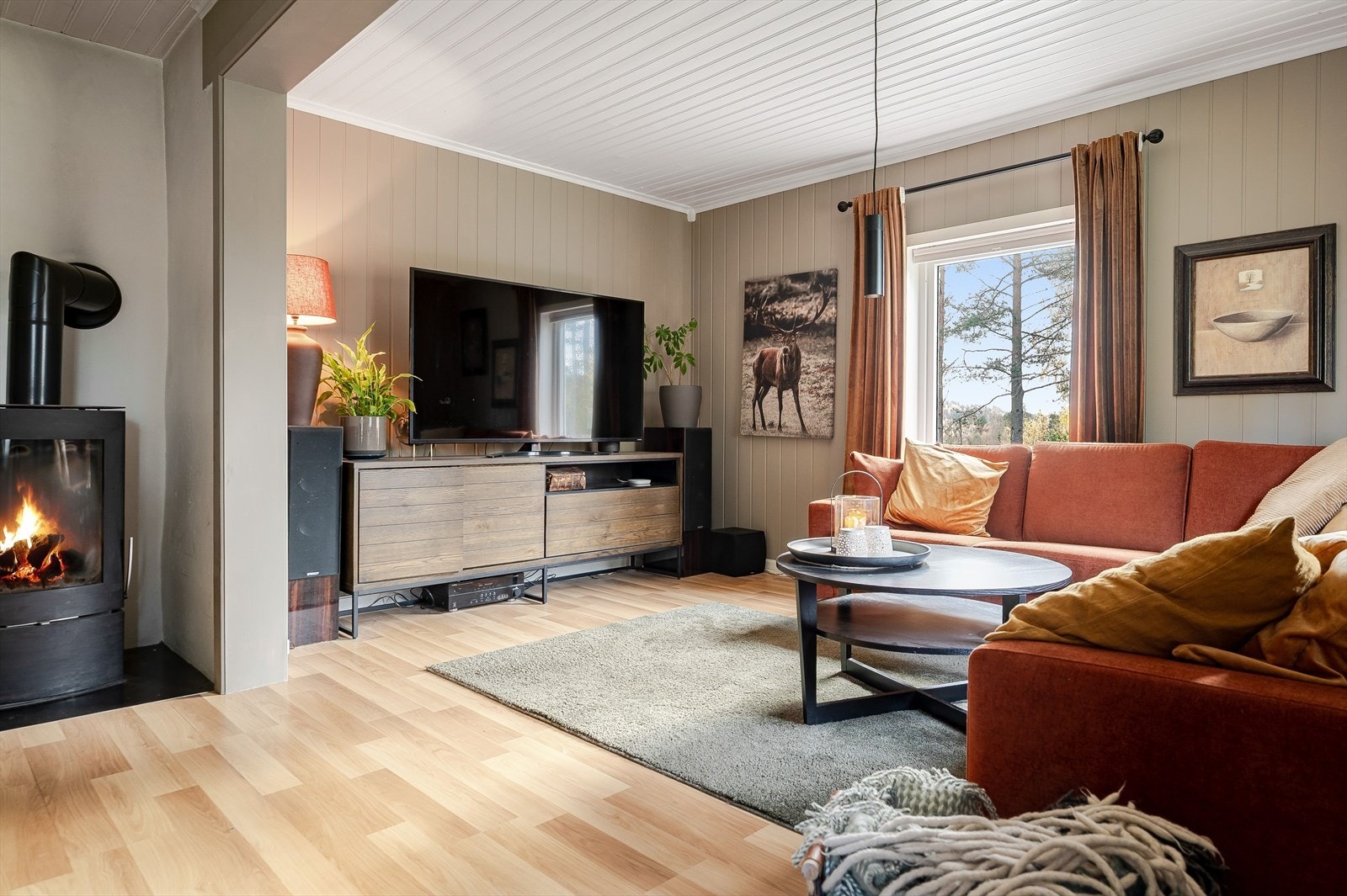 God standard med laminat på gulv og panelplater på veggene som er malt i en innbydende farge. Galleribilde