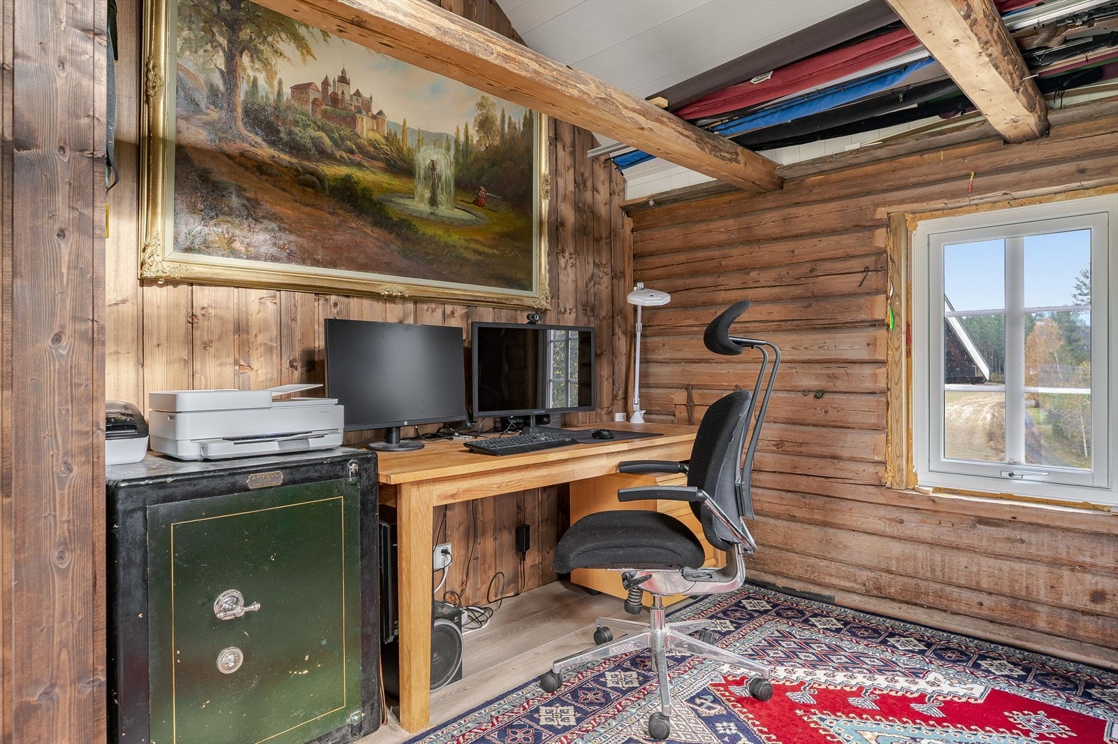 Låven har også en egen del med 3 soverom og lagerplass, samt et stort rom innredet som kontor. Galleribilde