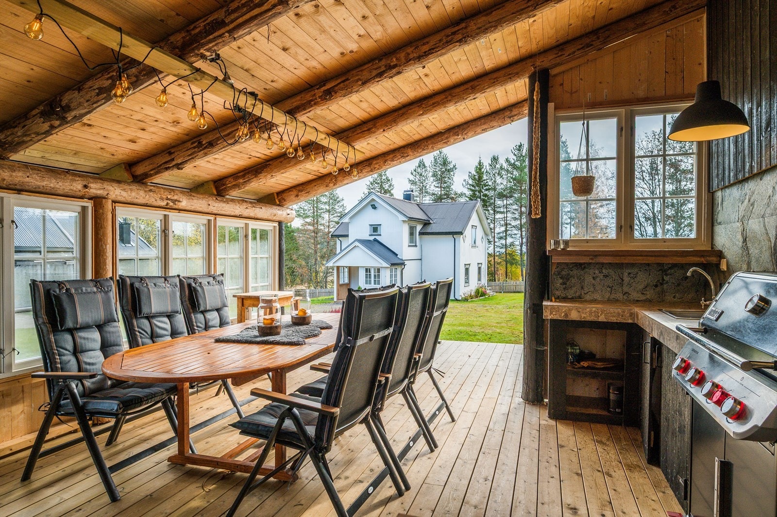 Utenfor stabburet er det en terrasse på 30m² med overbygget del med stort utekjøkken og spiseplass. Terrasse og overbygg ble tilbygget i 2024. Galleribilde