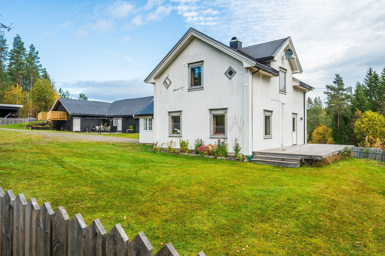 Fra spisestuen er det utgang til en solrik sydvendt terrasse som var ny i 2017. Terrassen har Cu-impregnerte terrassebord og trapp ned til den store hagen. Galleribilde