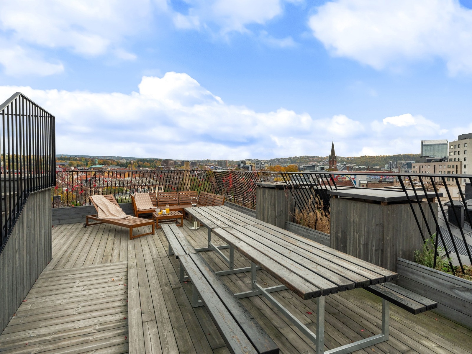 Dette er et herlig sted å oppholde seg sommerstid med grønn og flott beplantning. Det er flere sittegrupper til felles bruk. Galleribilde