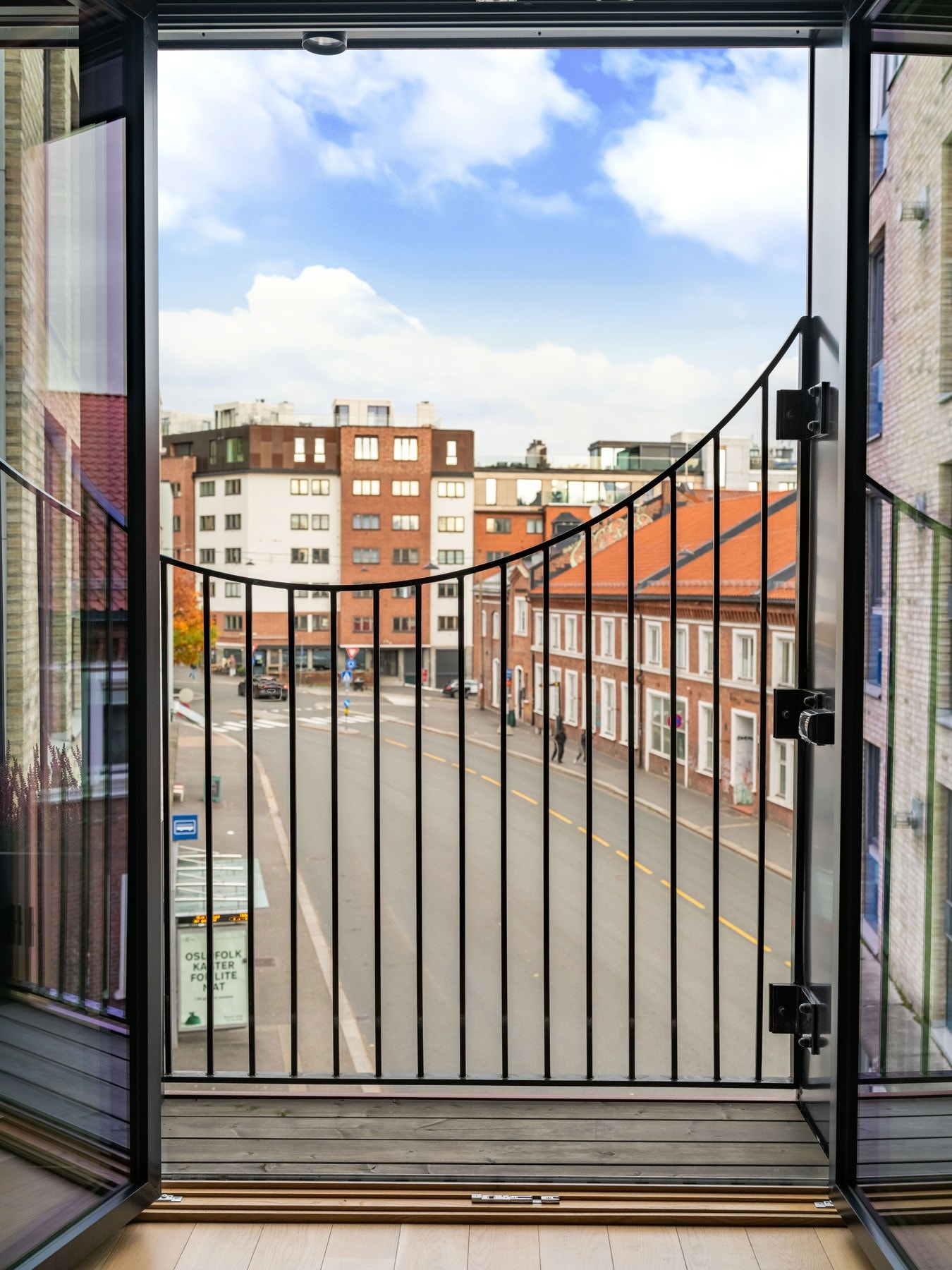 Glassdørene i stuen åpner opp mot en liten balkong med hyggelig utsyn mot ærverdig bebyggelse i Maridalsveien. Galleribilde