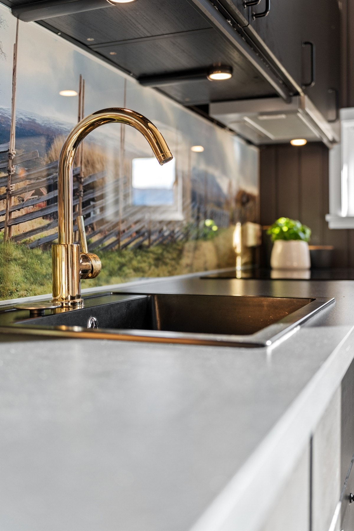 Kobberkrane på kjøkken. Galleribilde