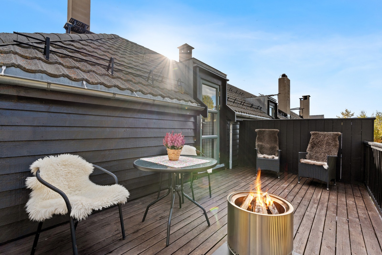 På baksiden av leiligheten er det en stor terrasse hvor ettermiddagssolen kan nytes. Galleribilde