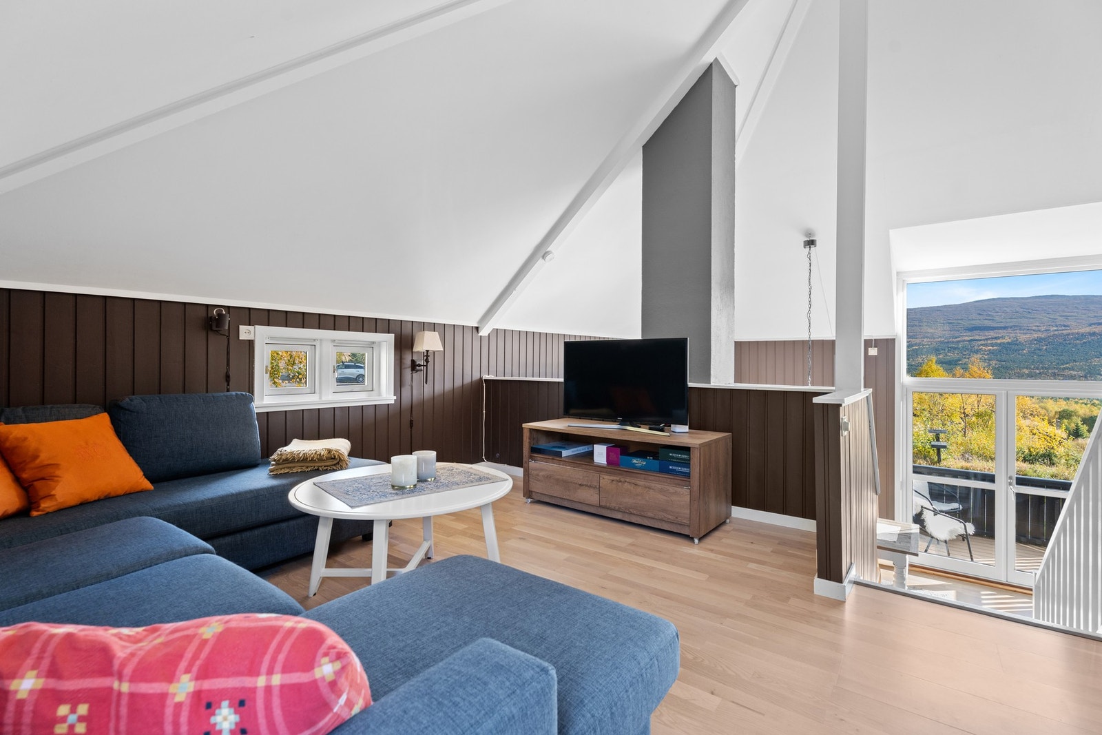 Leiligheten går over flere halvplan, i det øverste planet har man stuen. Galleribilde