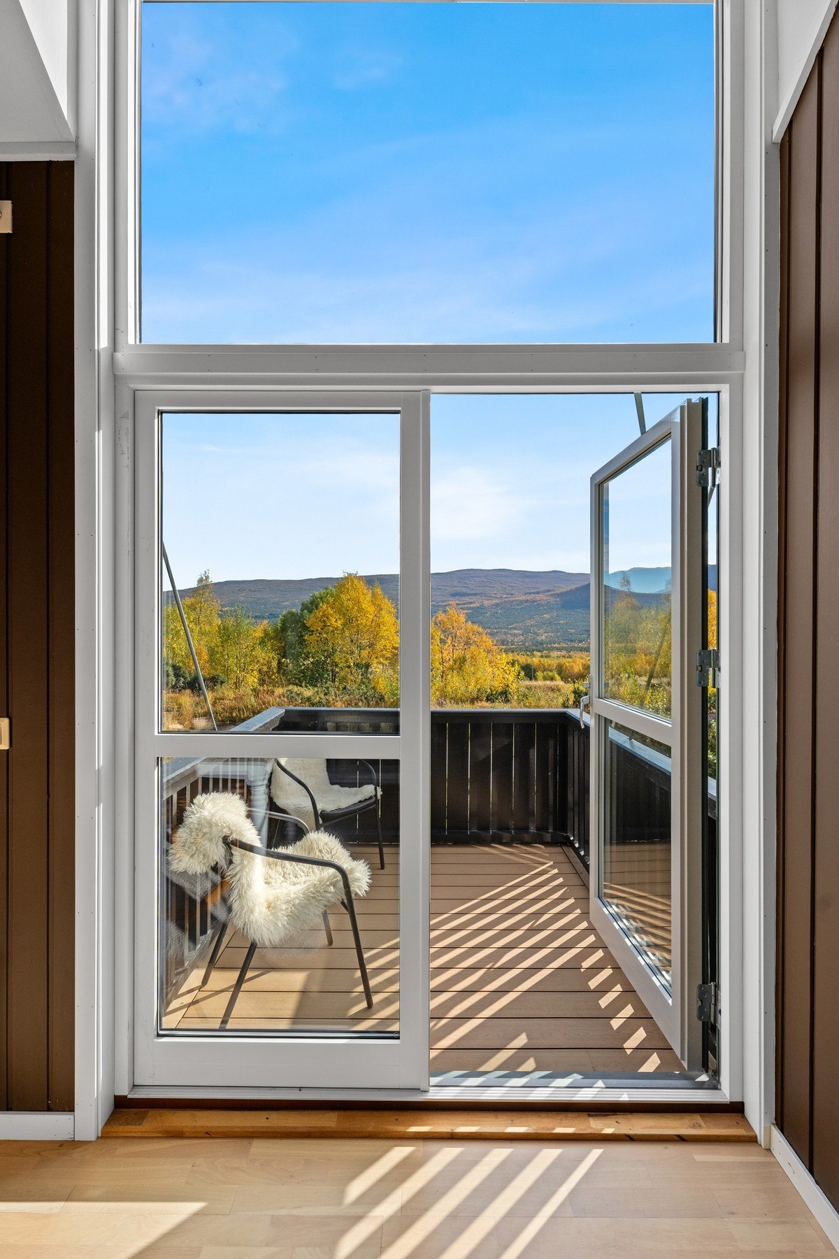 Utgang til veranda på østsiden av bygget, her kommer morgensolen tidlig. Galleribilde