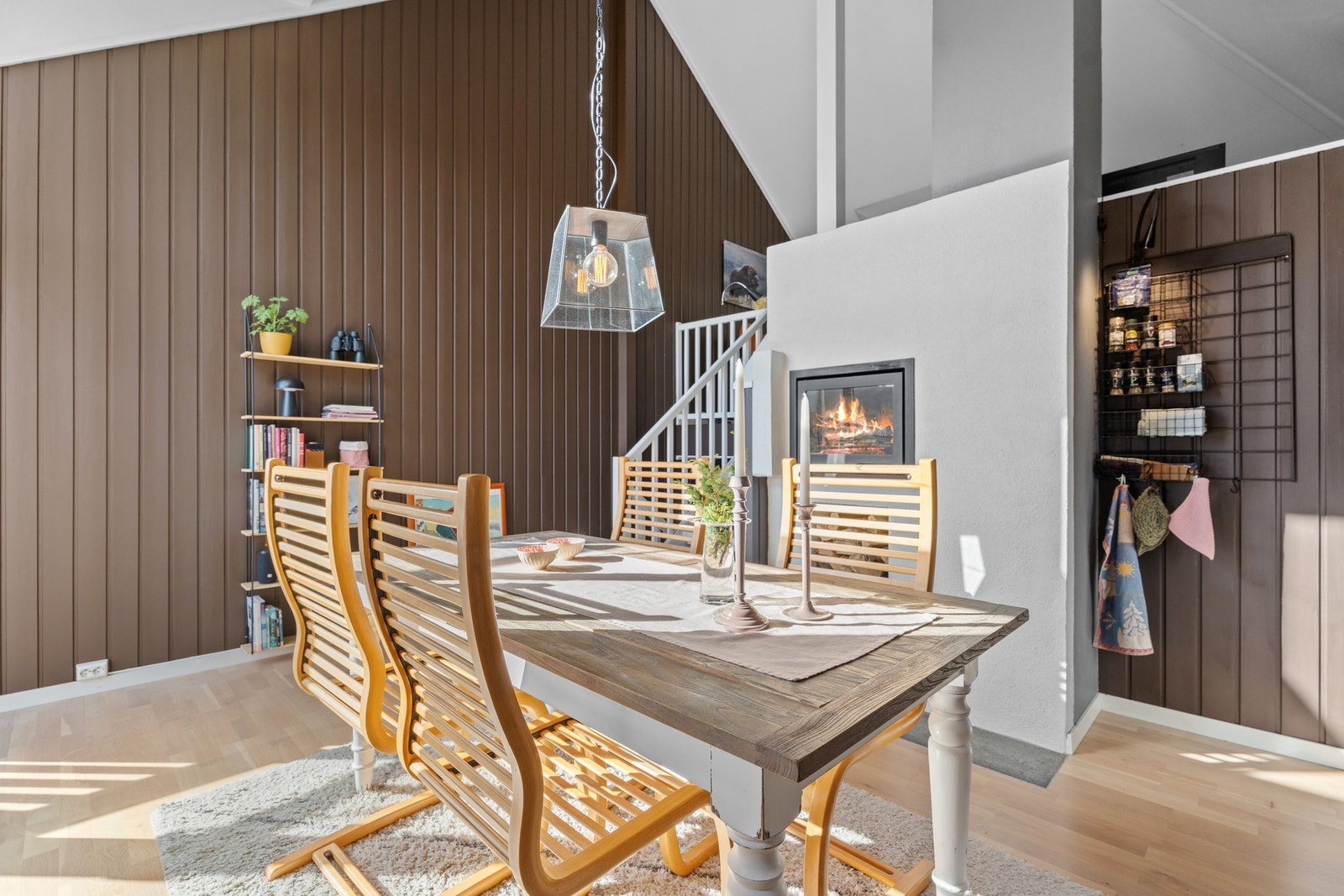 Spisestue i tilknytning til kjøkken. På kjøkkenet har man en flott peis som kan benyttes på kalde vinterdager. Galleribilde