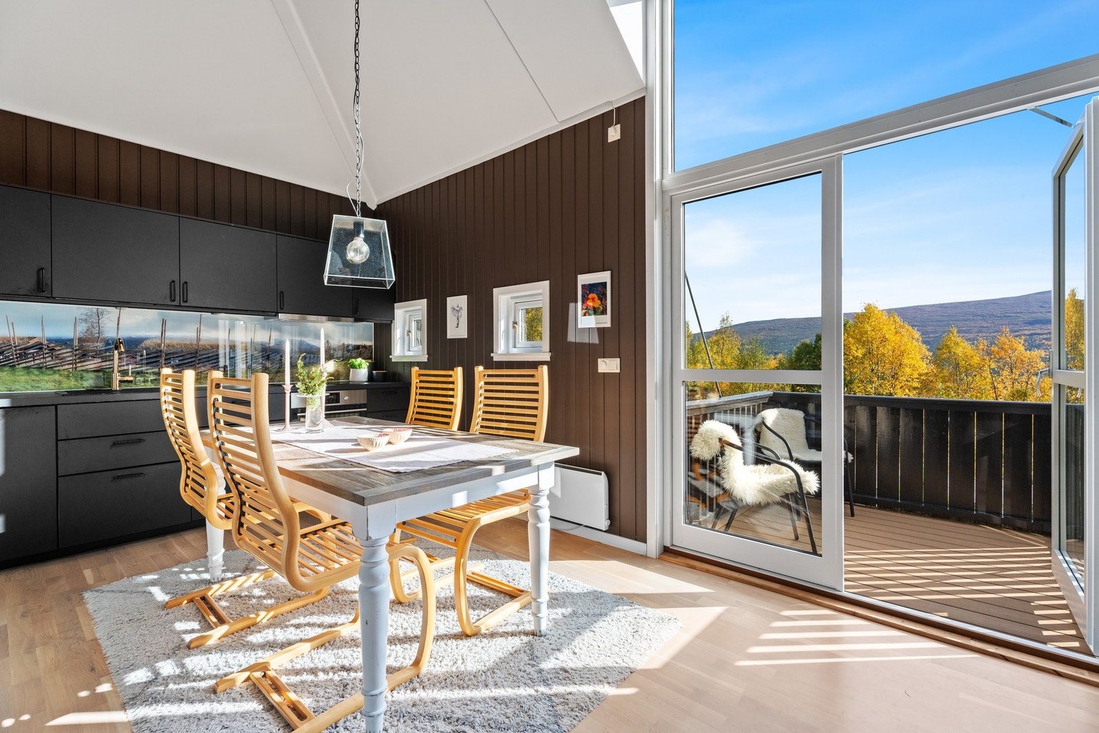 Spisestue og kjøkken. Galleribilde