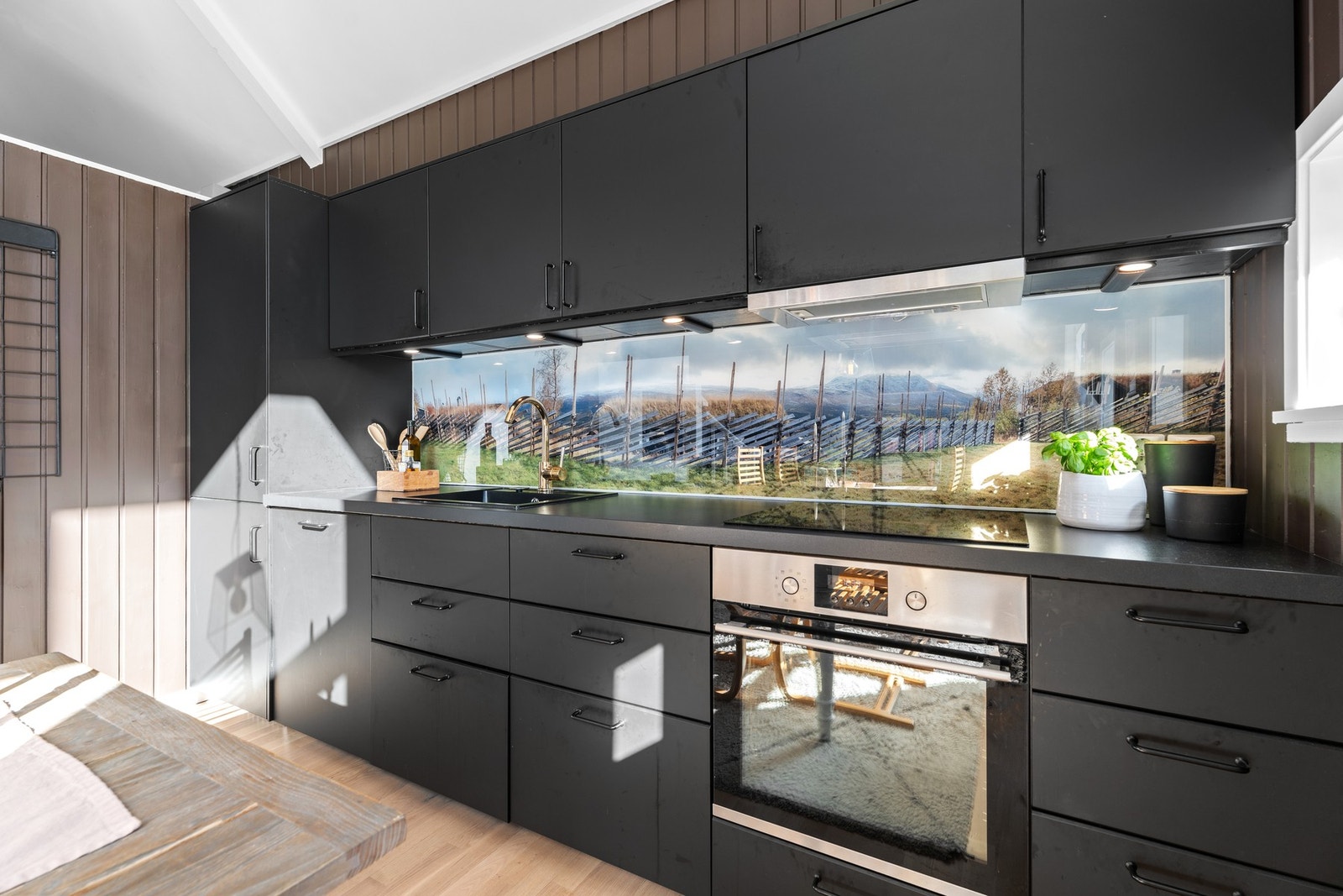 Kjøkkeninnredning med integrerte hvitevarer. Galleribilde