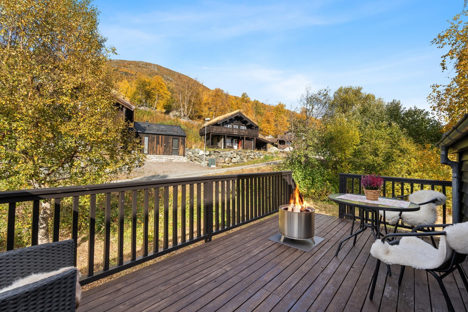 På vestsiden av bygget ligger det en stor terrasse med utgang fra stuen. Man har også tilgang fra trapp som kommer fra bakkeplan. Galleribilde