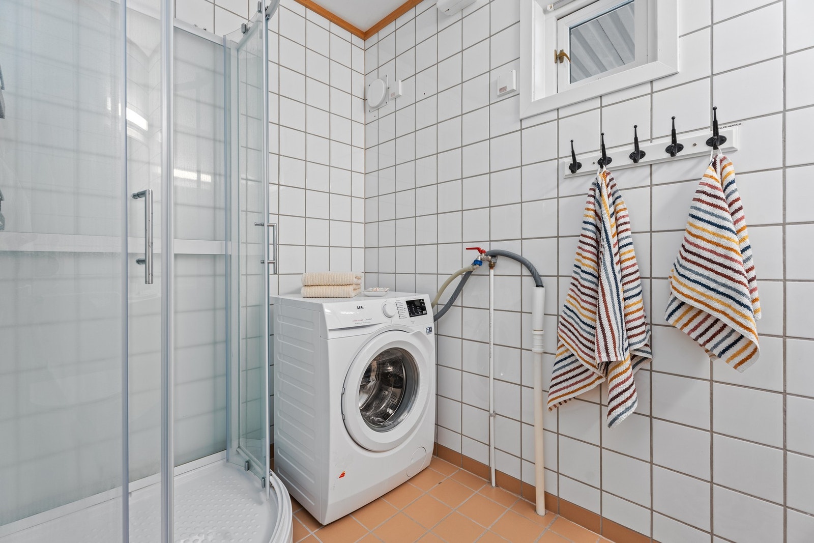 Bad/WC, det er opplegg for vaskemaskin på bad. Galleribilde