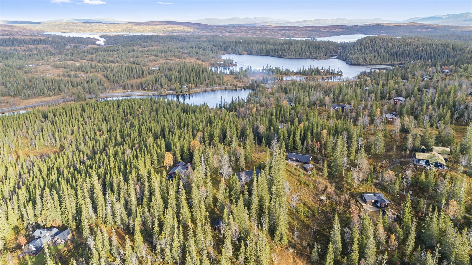 Nydelig fjellterreng over vegen og Åbofjellet. Bra med fiskevann og jaktterreng. Galleribilde