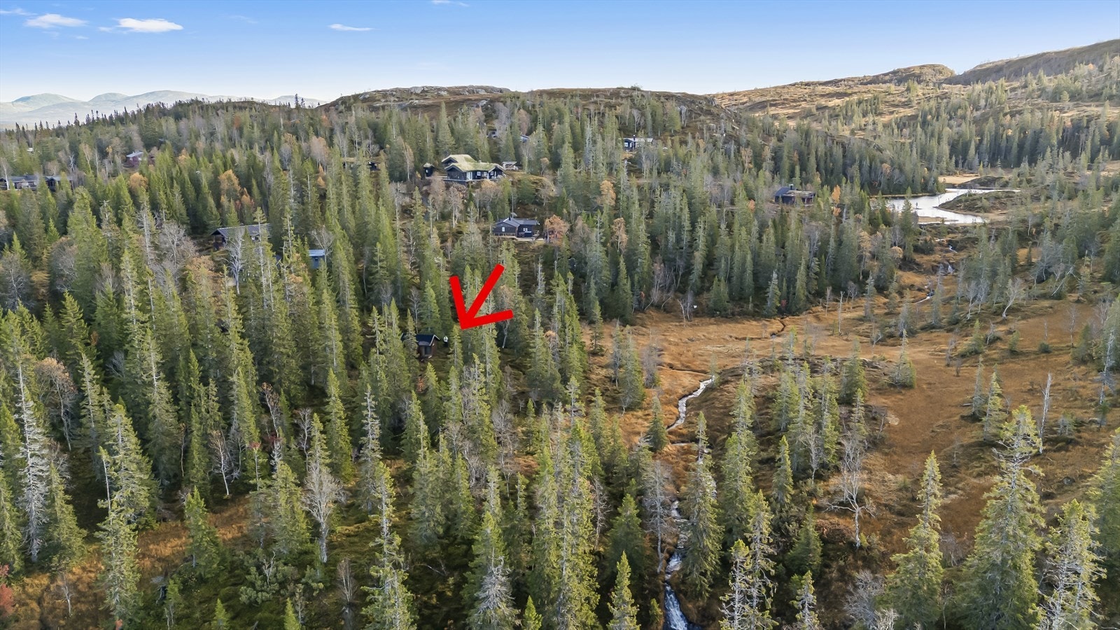 Det er bom inn til hyttefeltet som åpnes ved telefon. Velforening og veglag med brøyting på vinterstid. Galleribilde