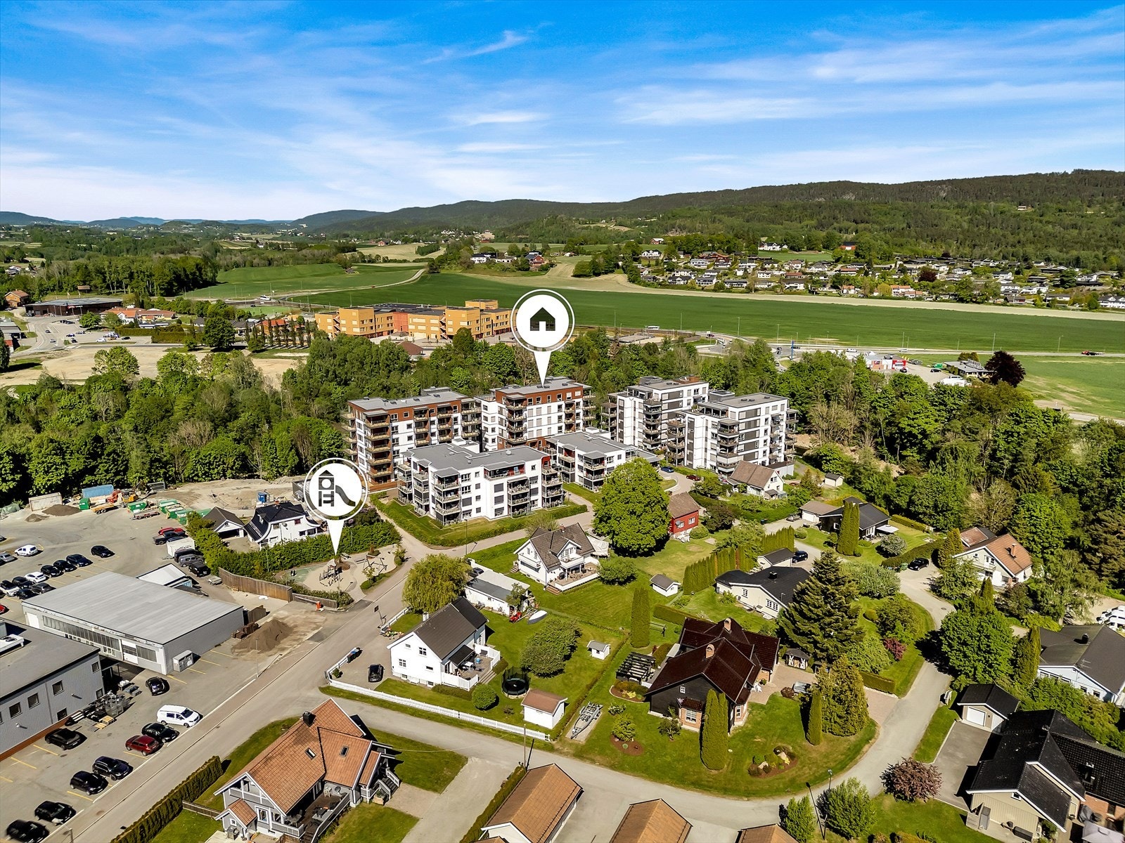 Sentralt beliggende i hjertet av Sande, byr denne leiligheten på kort gangavstand til butikker, caféer, vinmonopol og kollektiv. Galleribilde