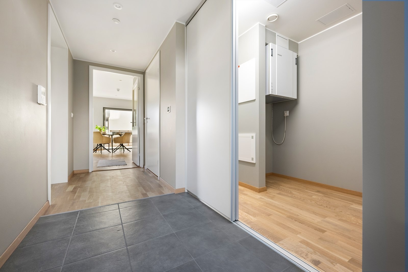 Entré med praktisk bod bak skyvedører sørger for et ryddig "velkommen inn". Galleribilde