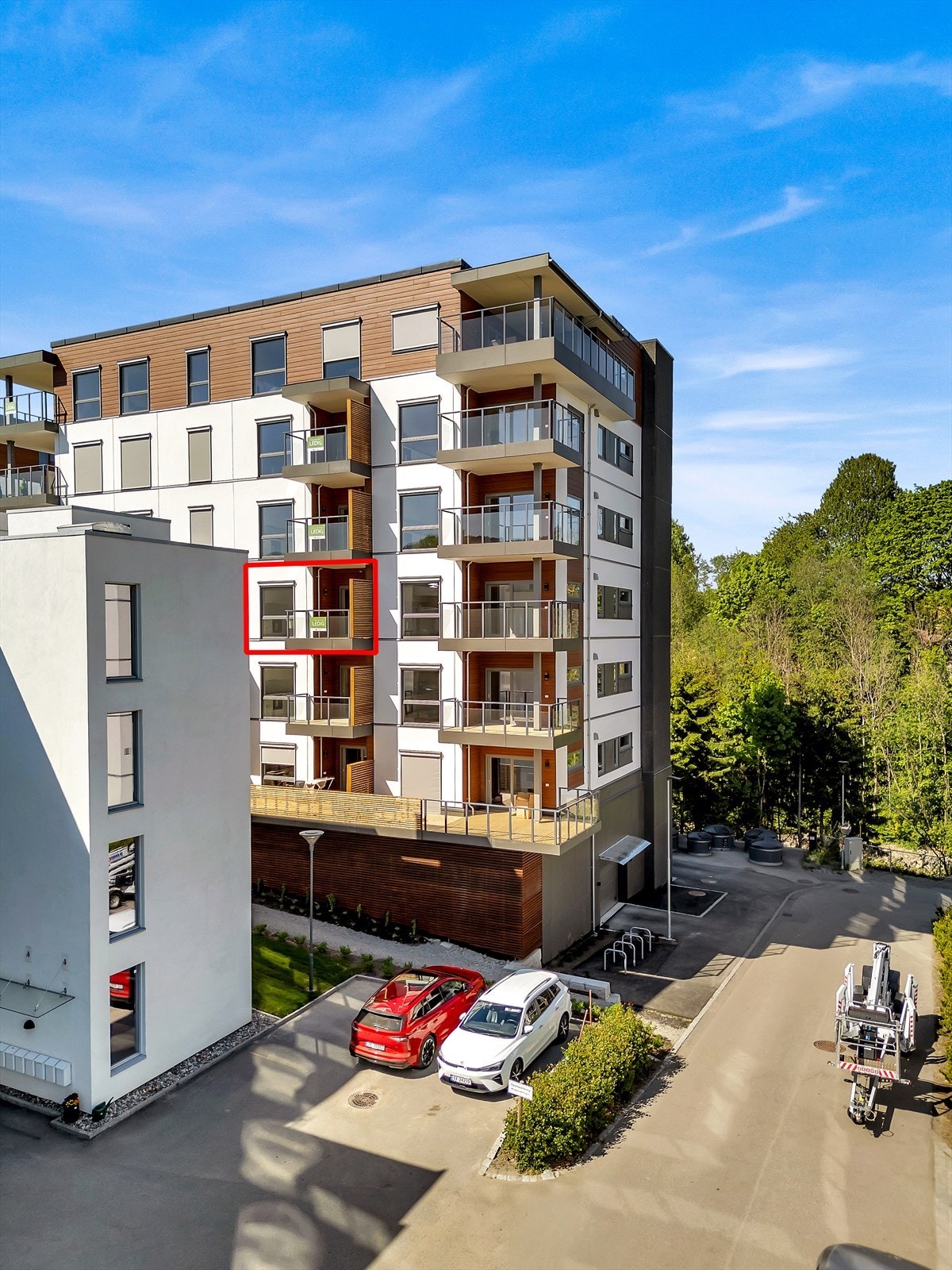 Velkommen til Wingejordet 13! Leiligheten er beliggende i 5. etasje, er moderne med høy standard og god planløsning. Galleribilde