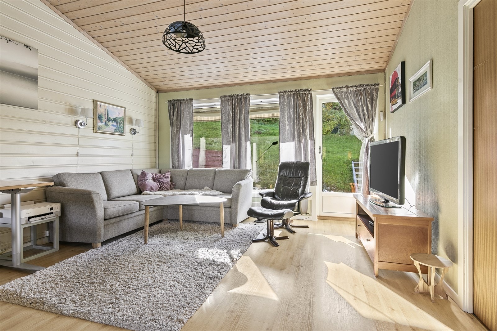 Stuen har utgang til to uteplasser - en sørvestvendt og en nordøstvendt. Galleribilde