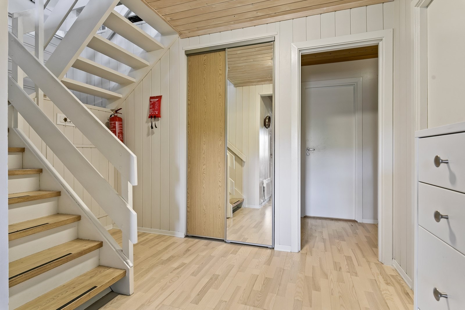 Entréen har parkett på gulv, malt panel på vegger og panel i himling. Galleribilde