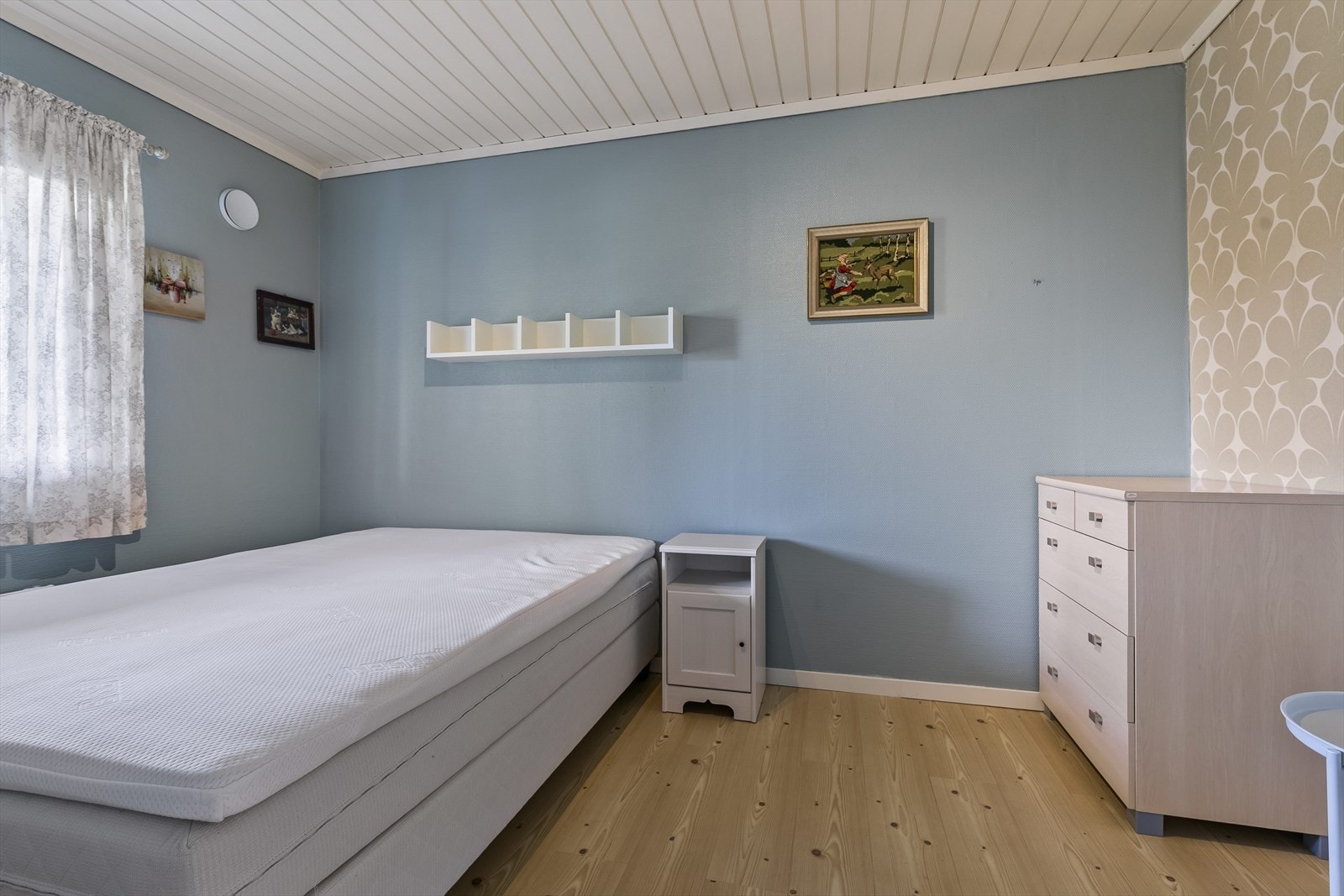 I første etasje er det to romslige soverom med plass til både dobbeltseng og oppbevaring. Galleribilde